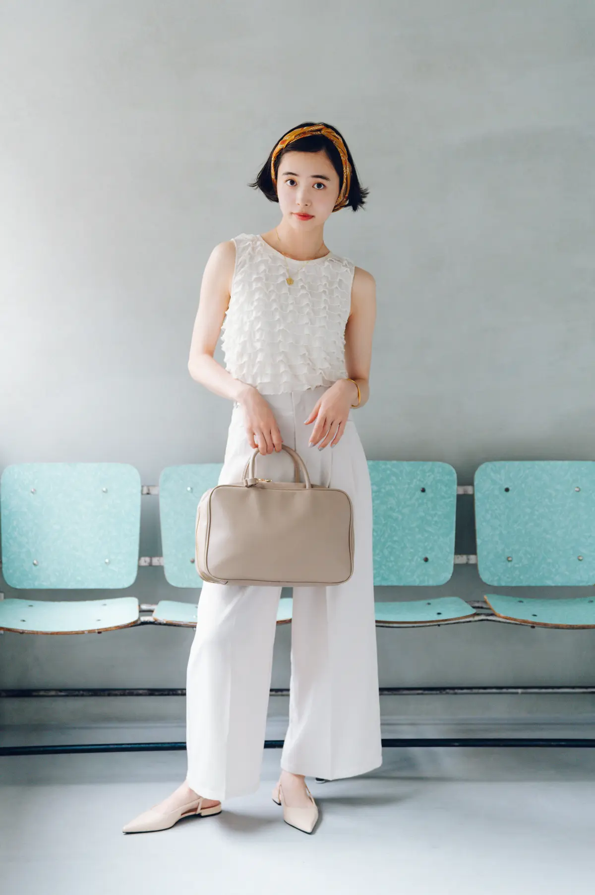 井桁弘恵　ブラウスとパンツコーデ　全身コーデ