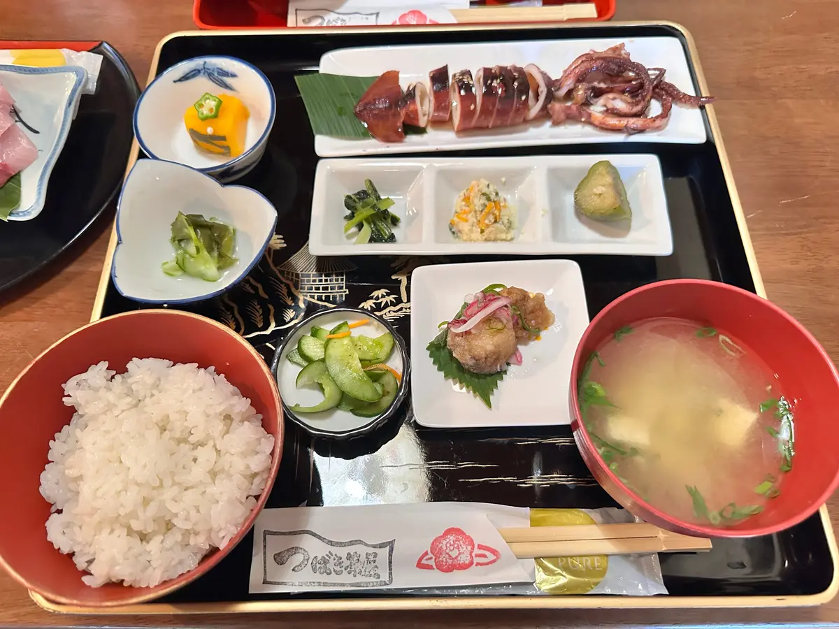 スルメイカがまるまる1匹入っているんです！😮  豪華ですよね！  そしてなんといっても、煮つけの味が最高なんです✨ 世界中の方に食べていただきたいおいしさです！