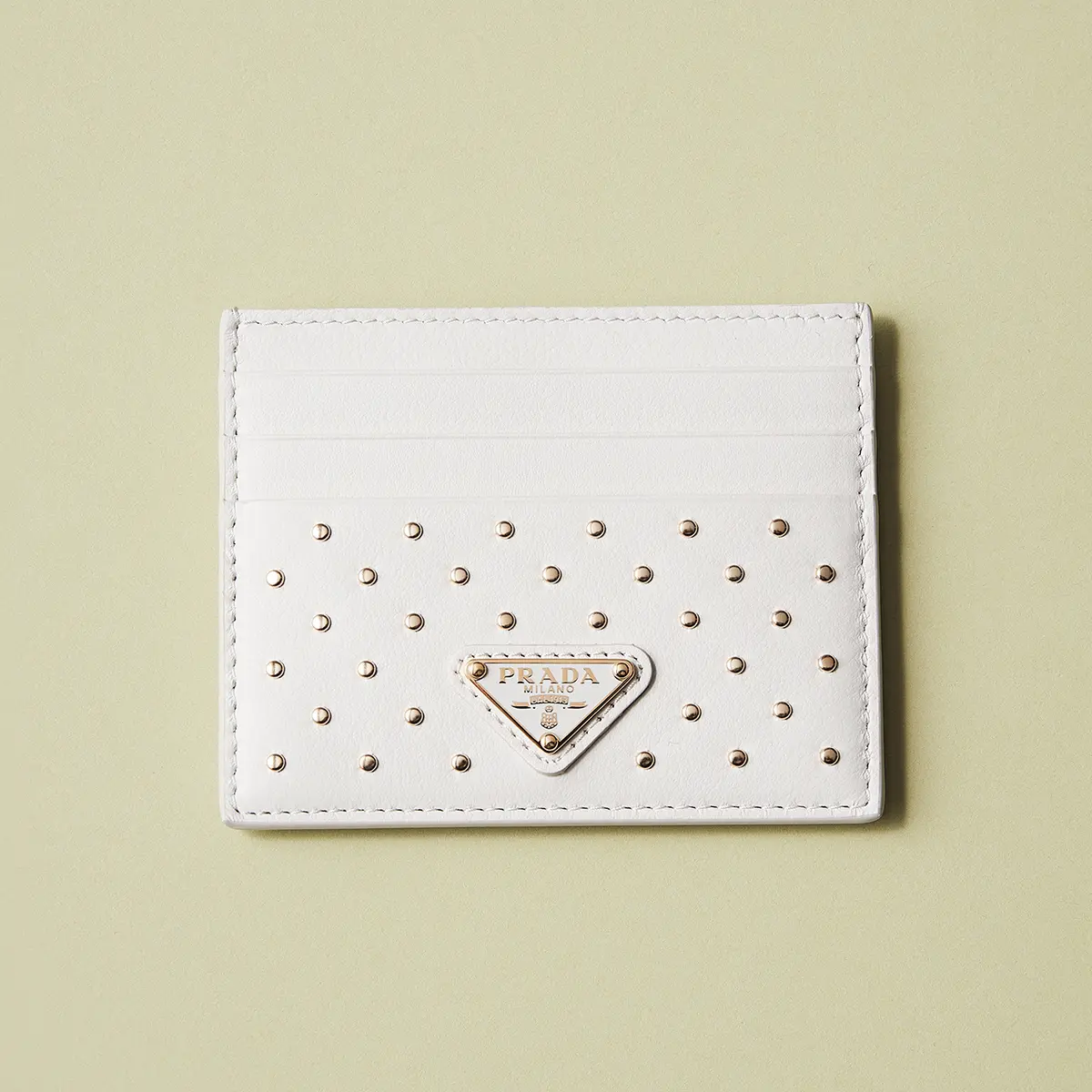 プラダの「レザーカードケース」白