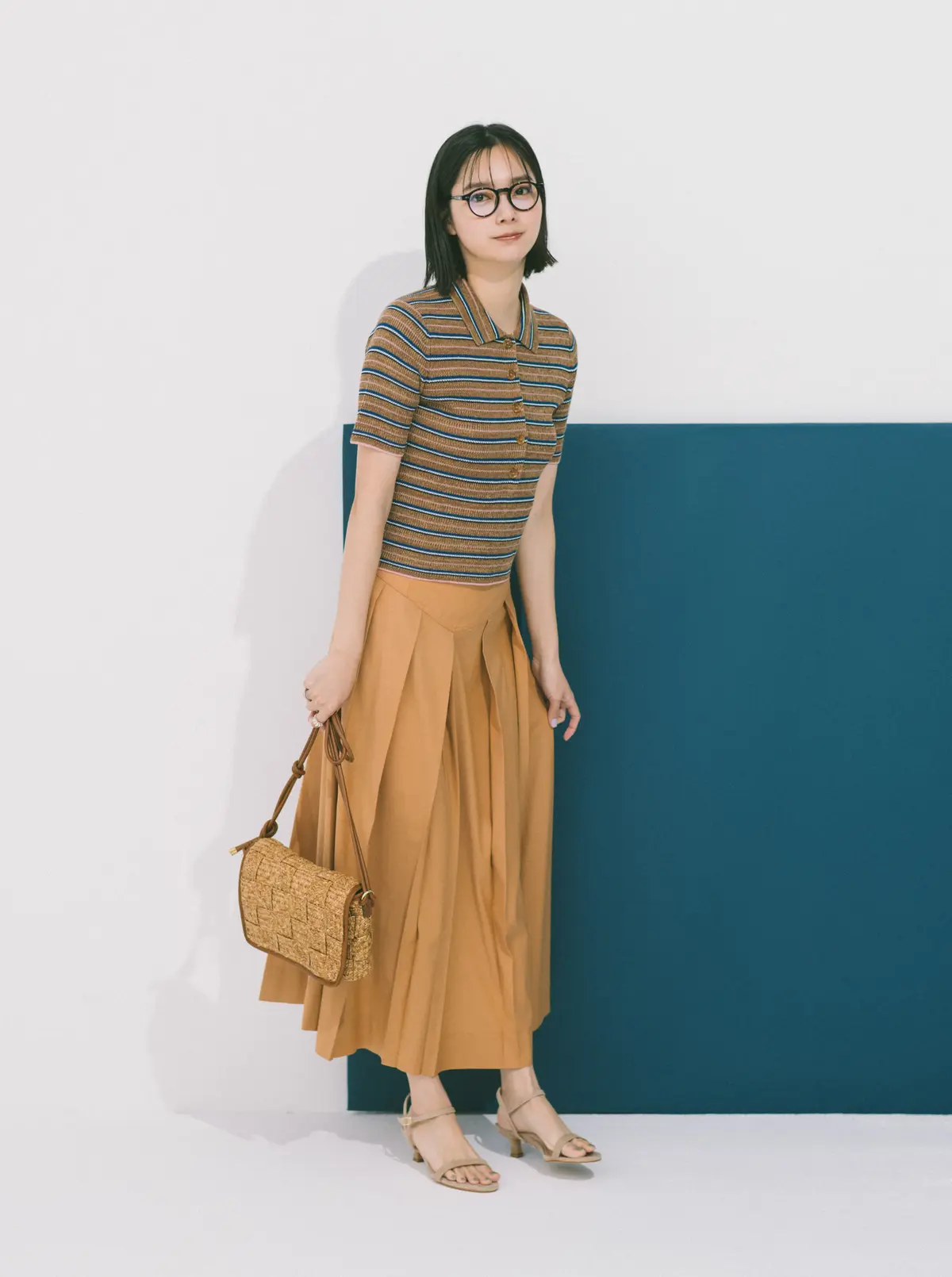 新川優愛　ベージュのサンダルコーデ