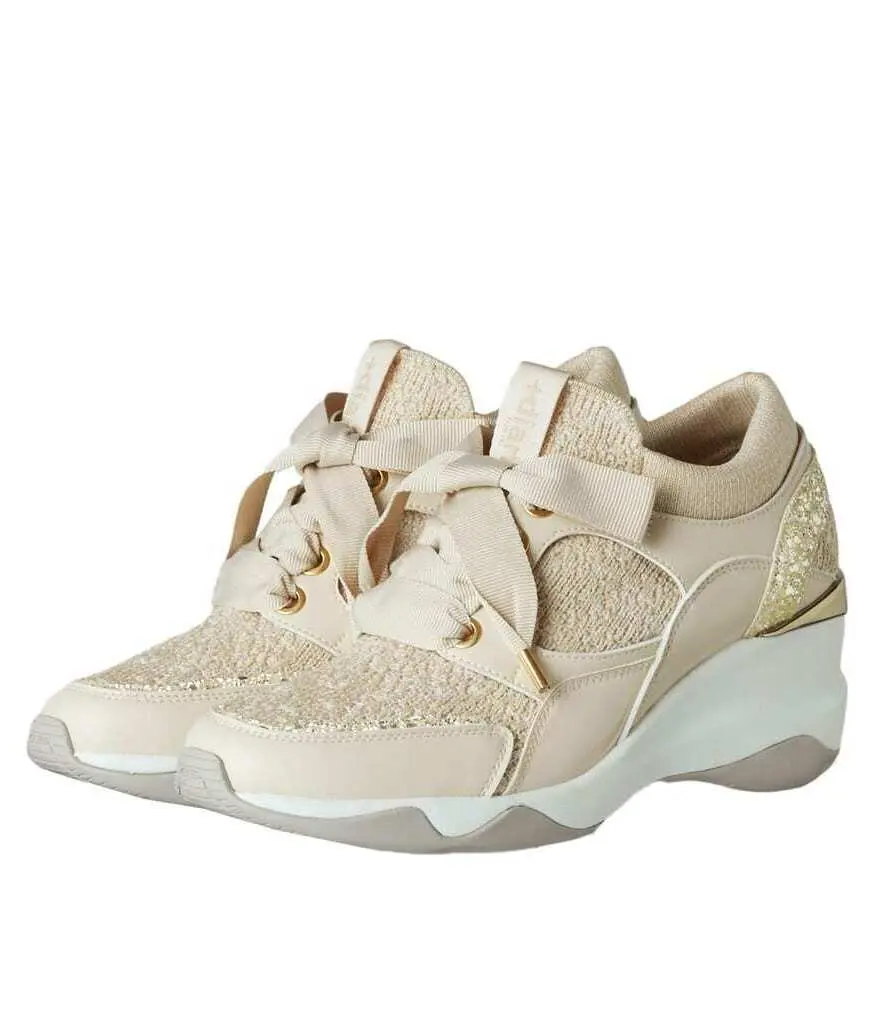 スニーカー　ヒール　ダイアナ