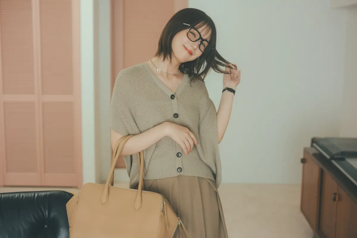 本田翼　ベージュのニットベストとパンツのコーデ