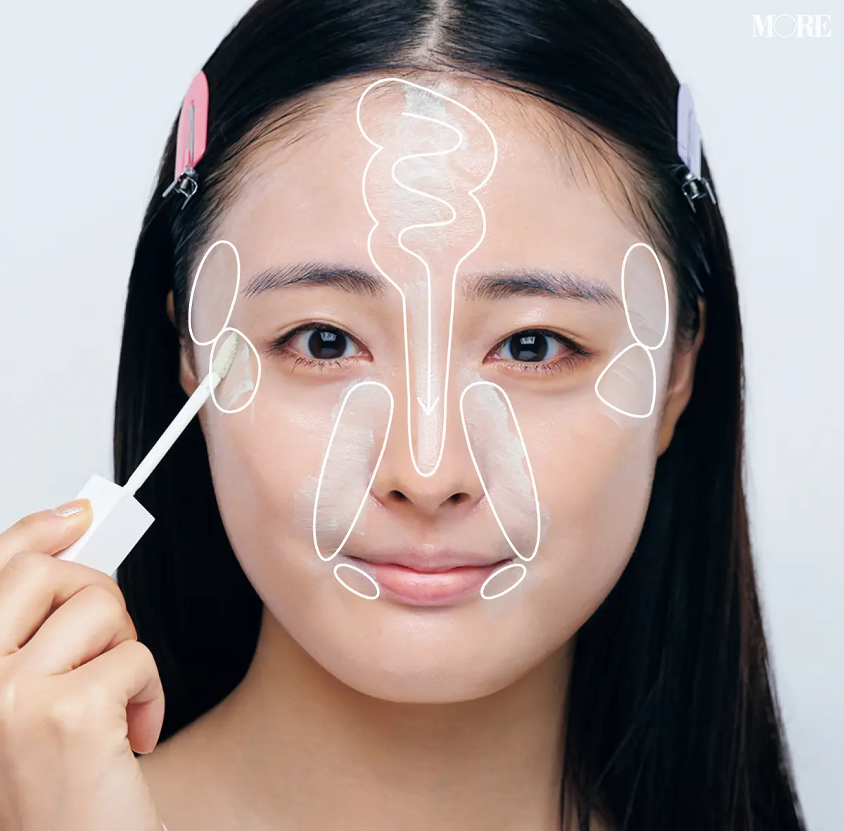 グリーンの下地を顔の赤みに塗るモデル