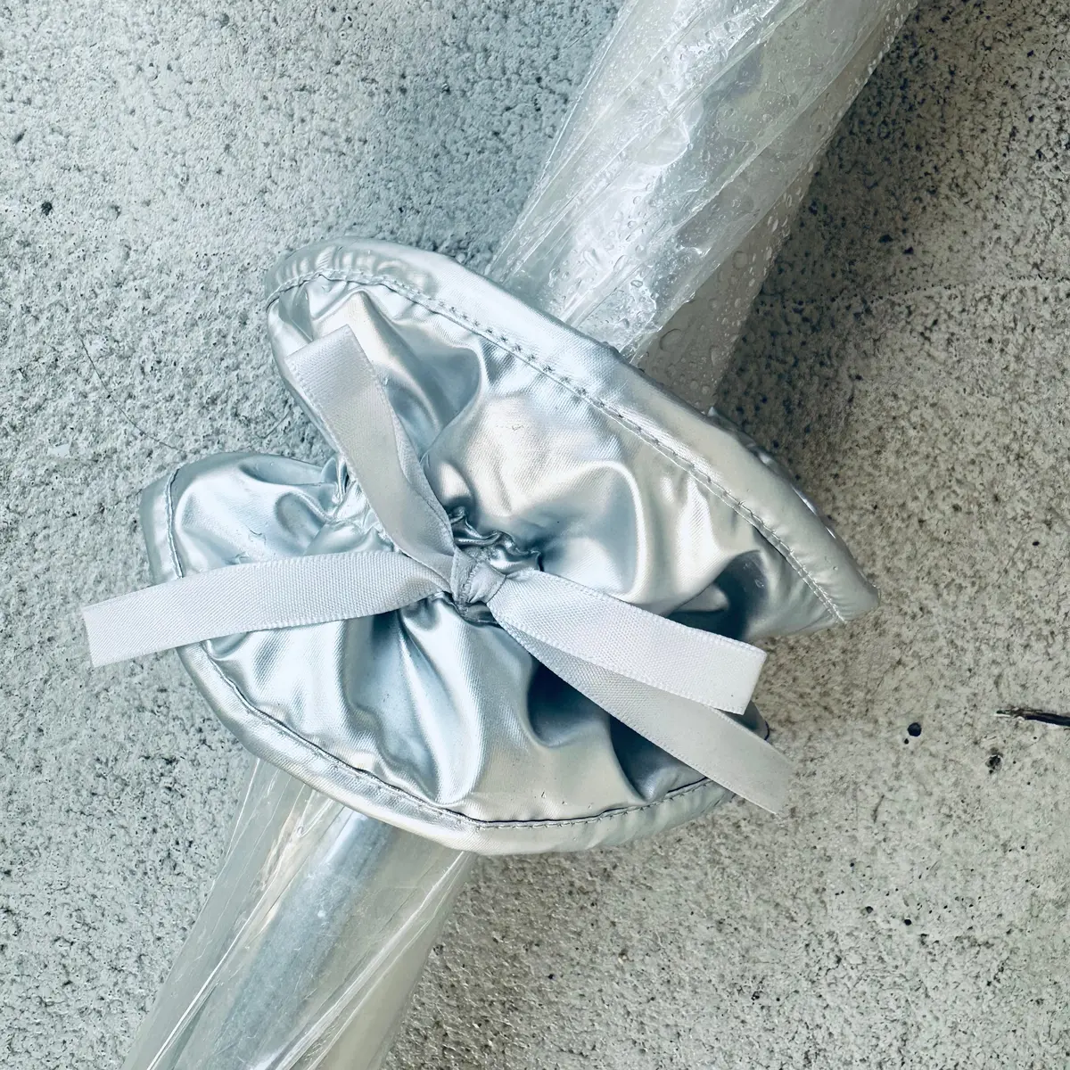 3COINS（スリーコインズ／スリコ）で人気の雨対策グッズ：傘シュシュリボン