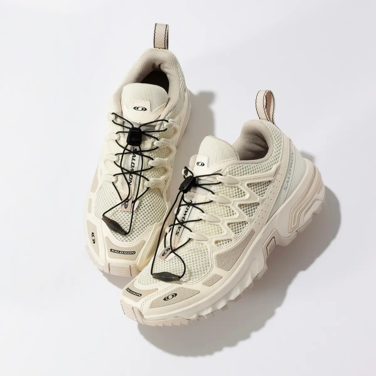 『サロモン』の白スニーカーACS + OG