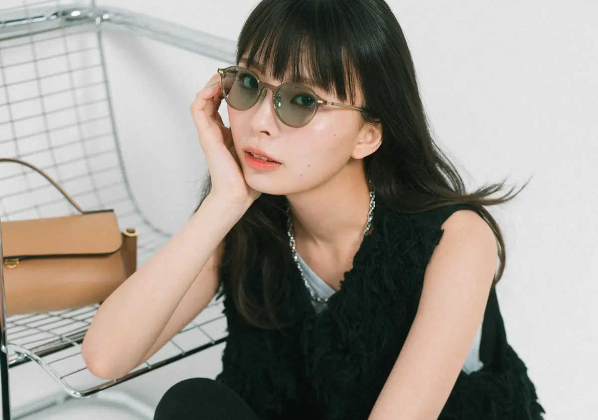 サングラスをかけた女性