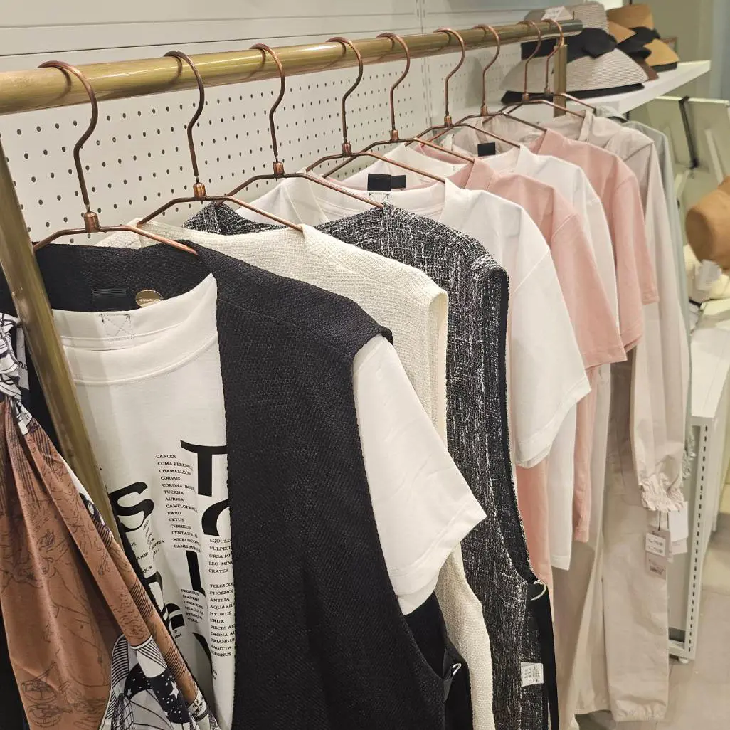 オーロラ 丸の内店で販売されている洋服