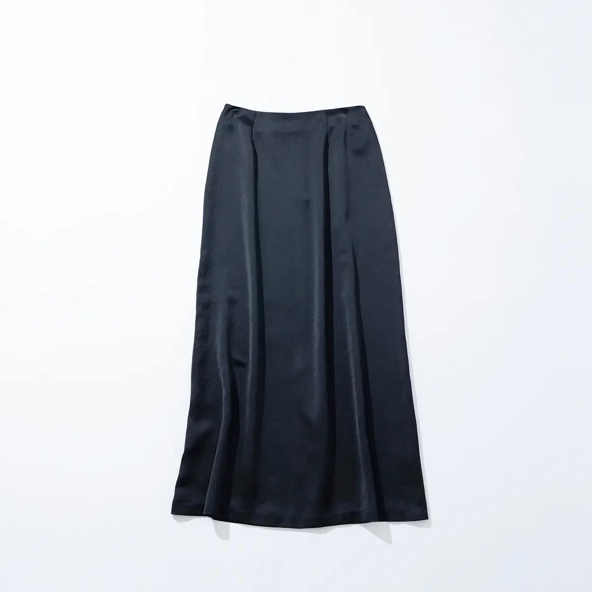 黒のナロースカート