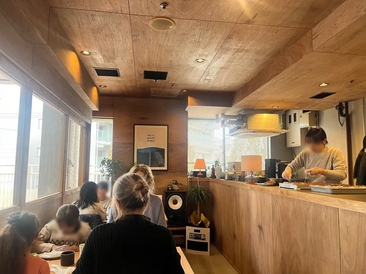 IKOMA GOURMET STAND DONUTS _店内_ 温かみのあるウッド調の店内、IKOMA GOURMET STANDの落ち着いた空間
