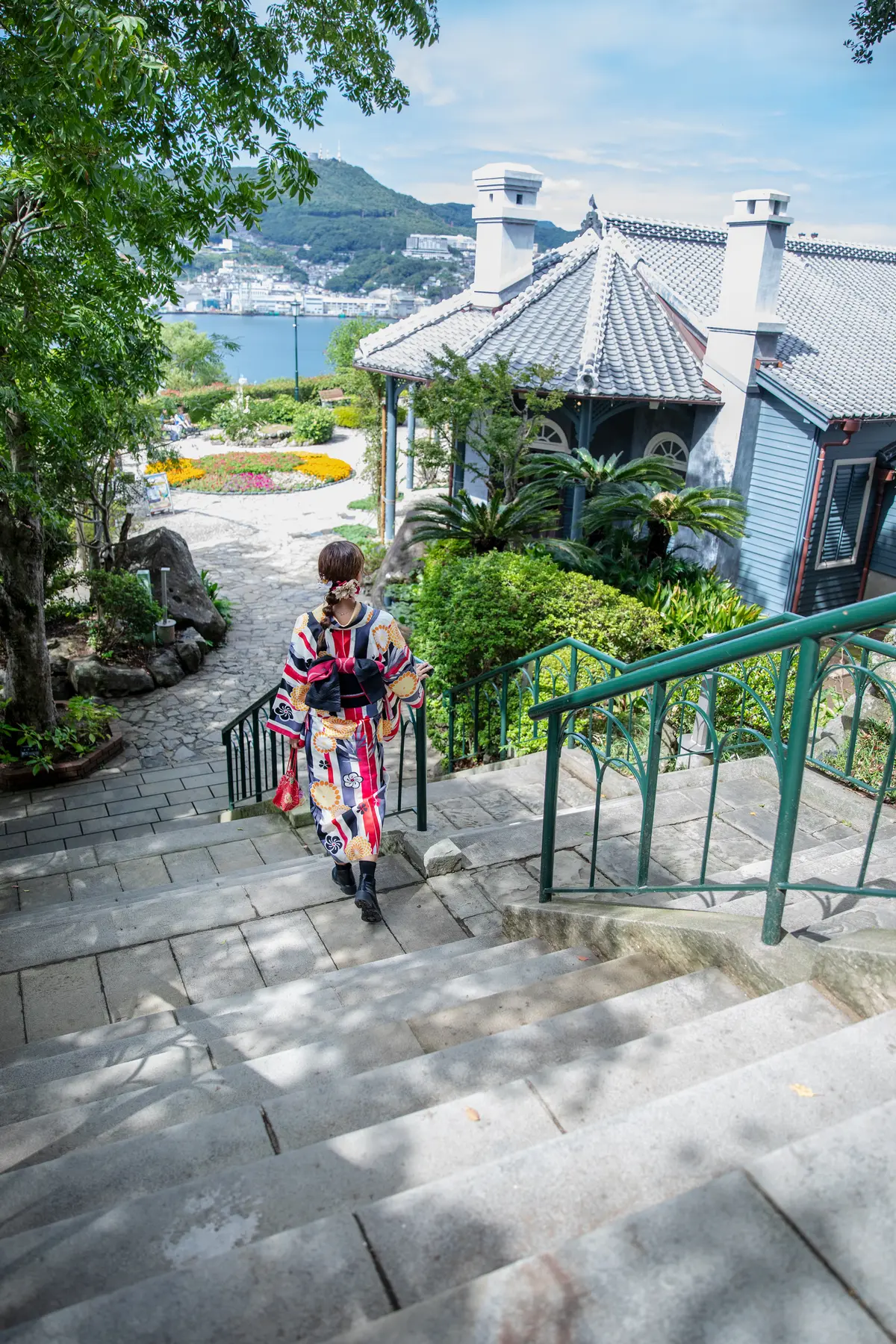 グラバー園の園内。坂道の途中から見る長崎市の風景