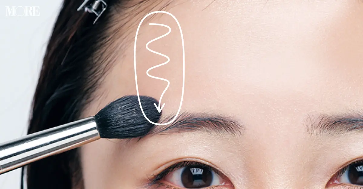 フェイスパウダーをブラシで眉上に塗っている状態