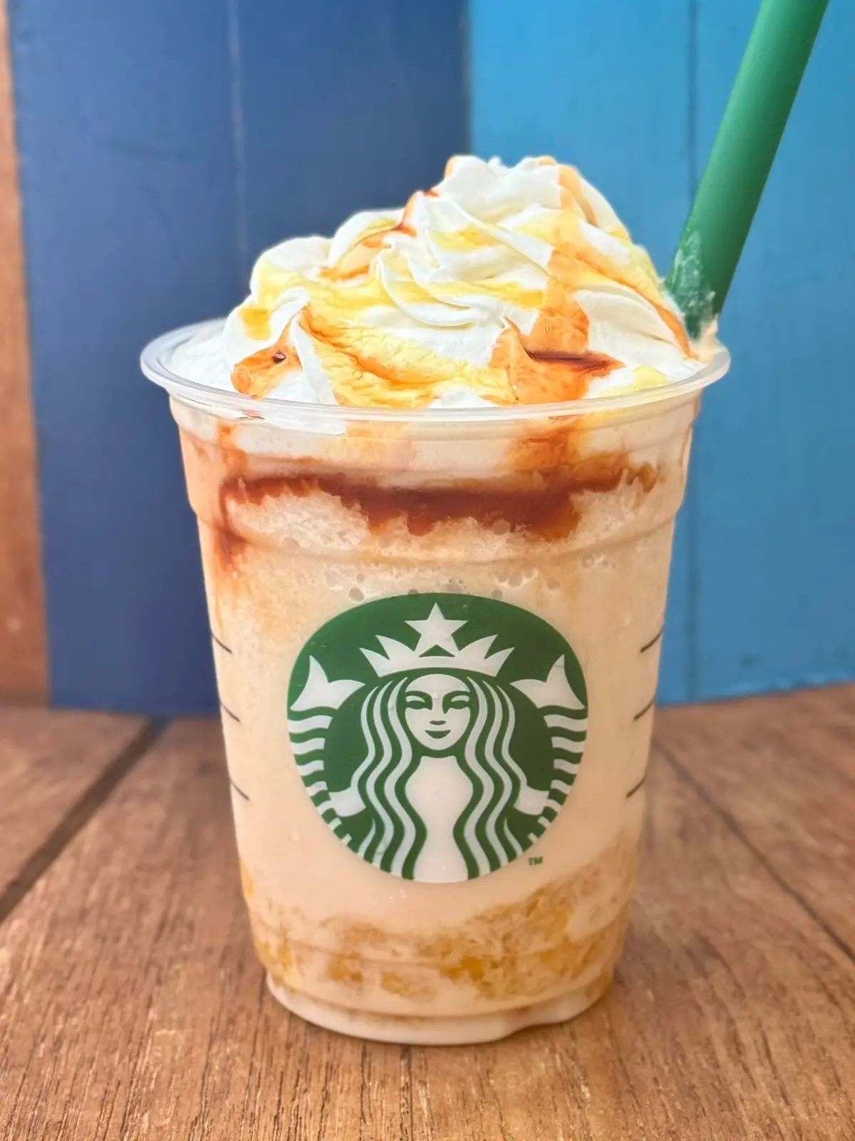 スタバ2025夏新作「ホットハニー オリエンタル マンゴー & ティー フラペチーノ(R)」正面