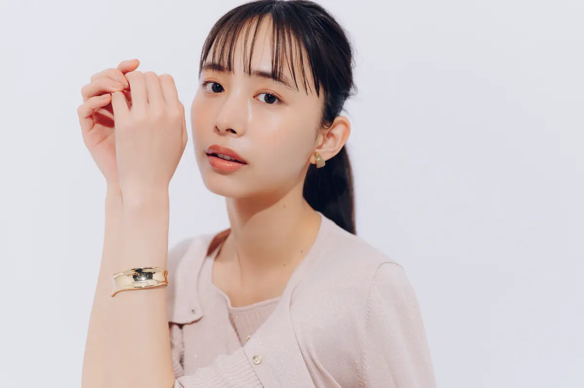 井桁弘恵　ベストとスカートコーデ　全身