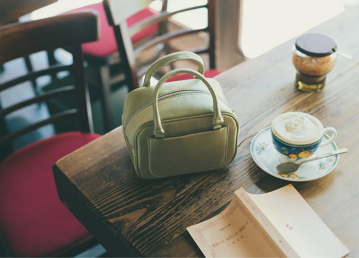 喫茶店のテーブルに置かれたミニバッグ