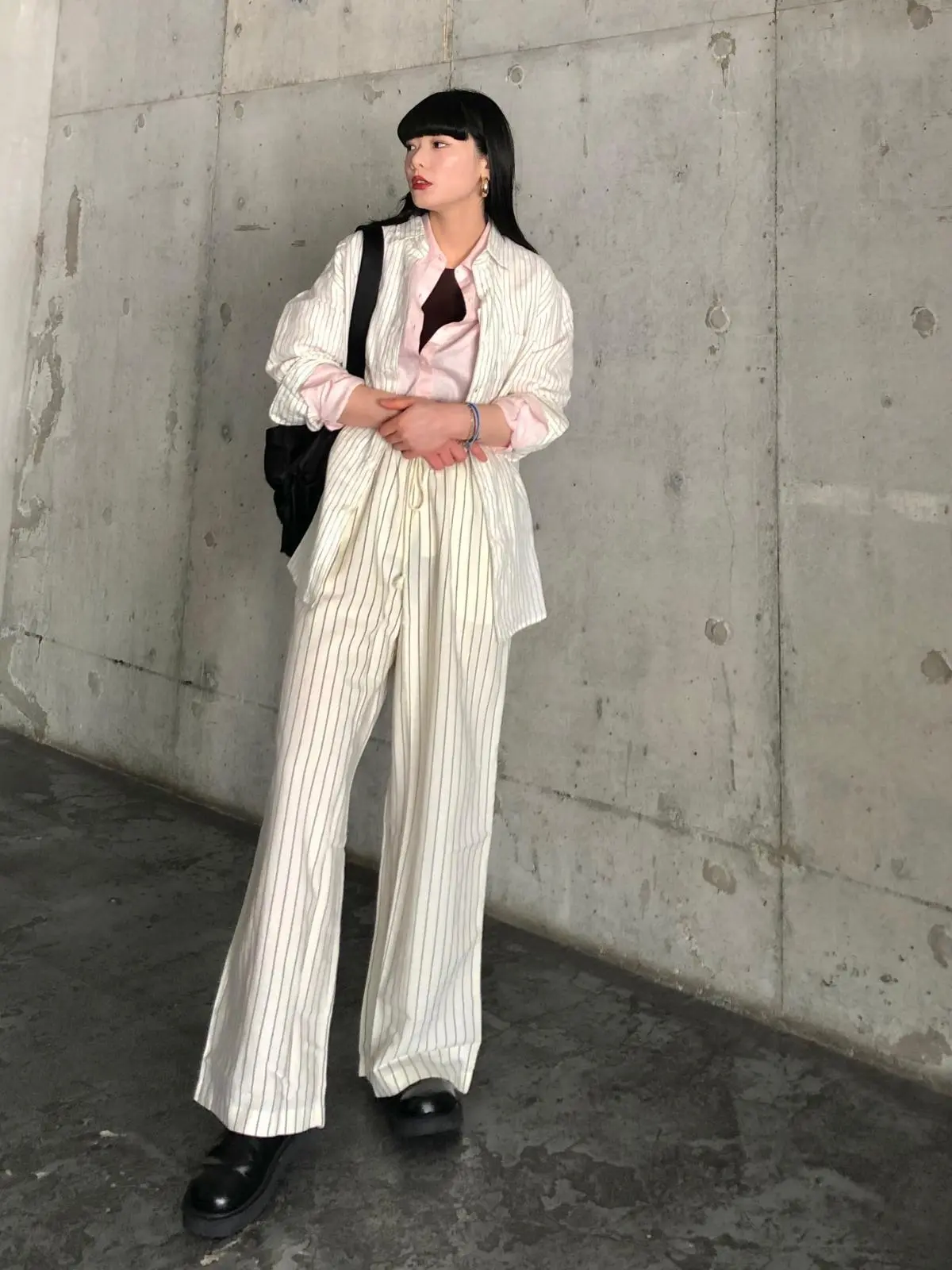 ユニクロ　リネンブレンドイージーパンツ　ホワイト　シャツコーデ