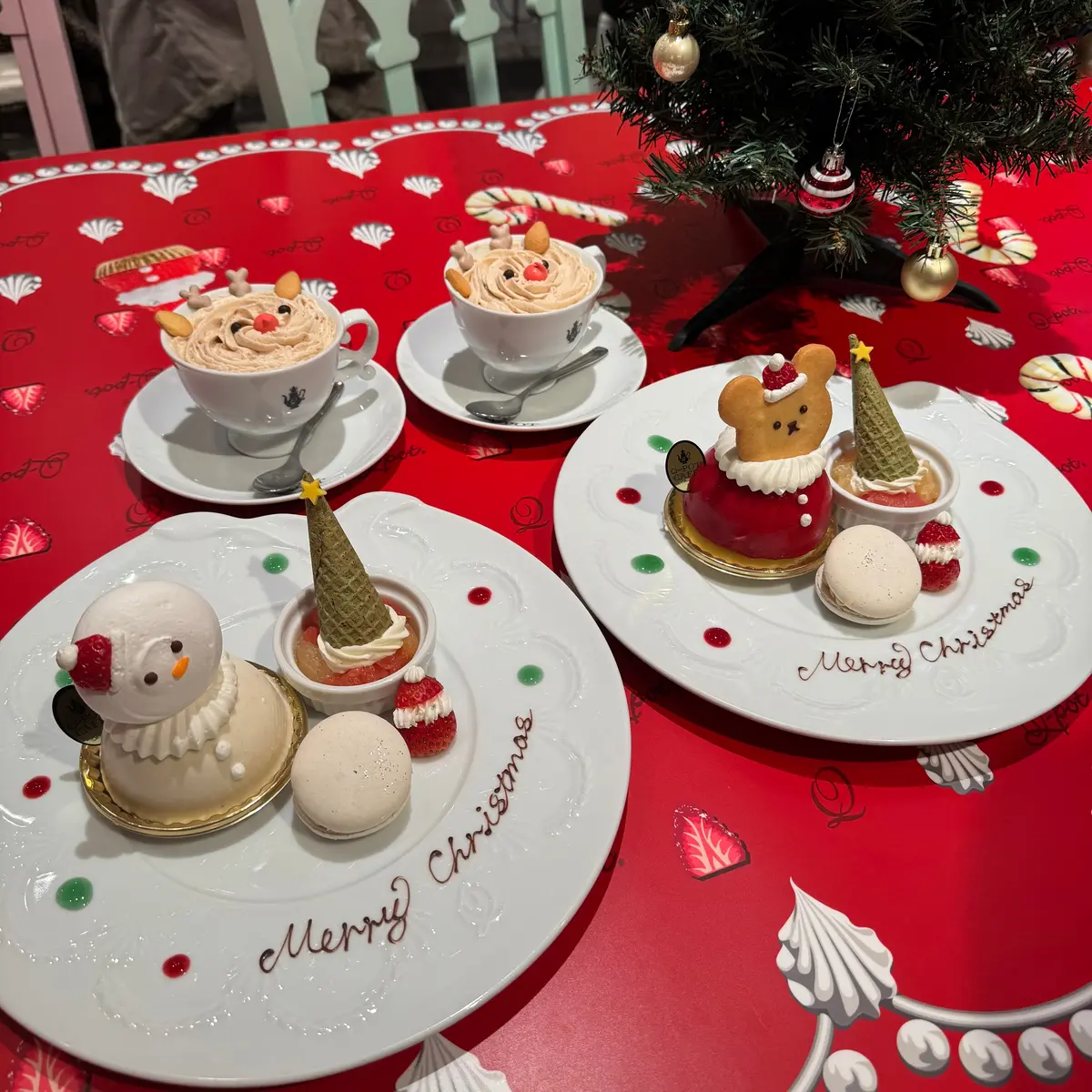 Q-pot CAFEのクリスマスプレート 『“おかし”なクマちゃんプレート～グリオットフロマージュ～ドリンク付』『“おかし”なスノーマンプレート～キャラメルポワール～ドリンク付』