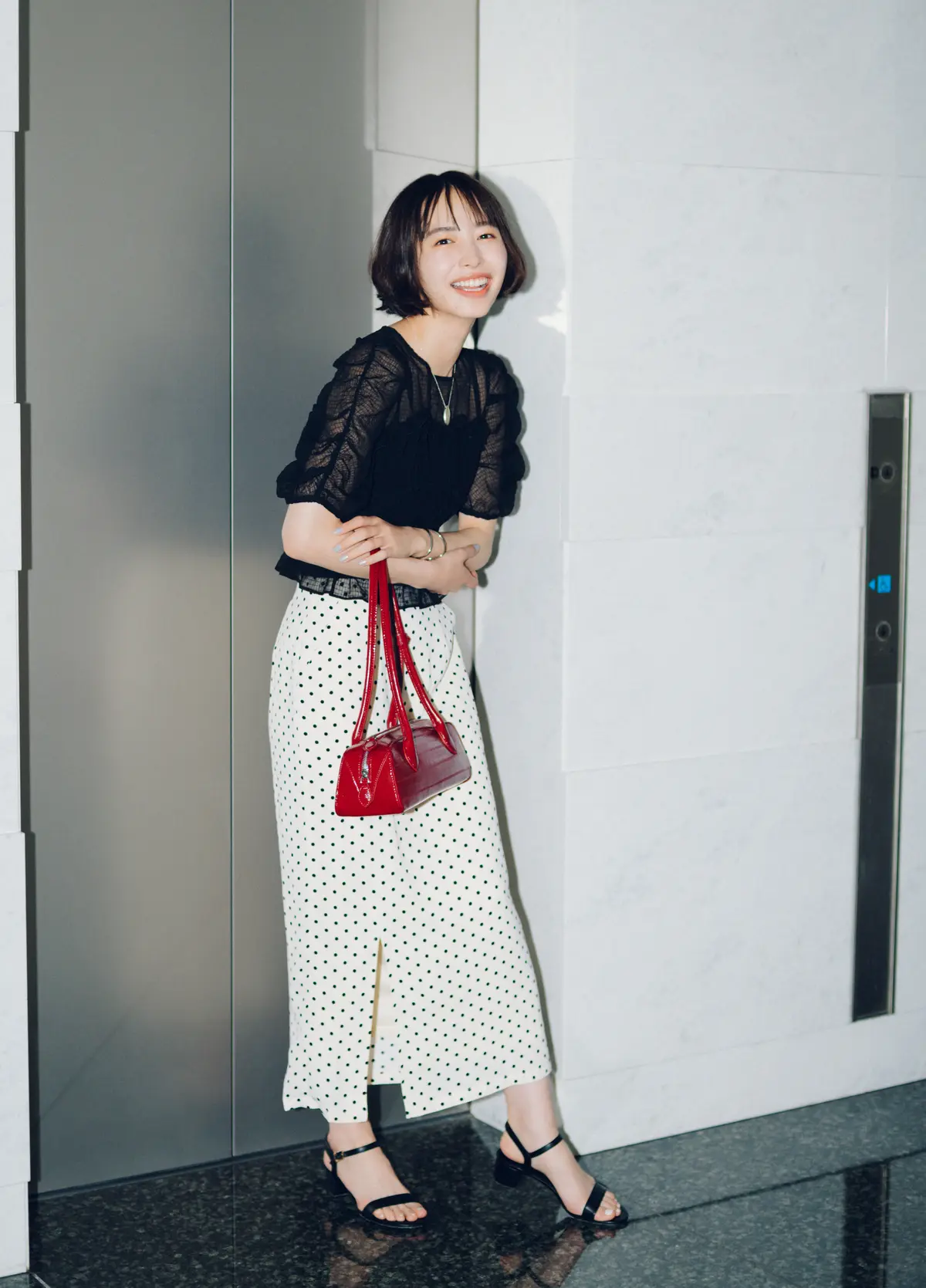 井桁弘恵　ブラウスとスカート　全身コーデ