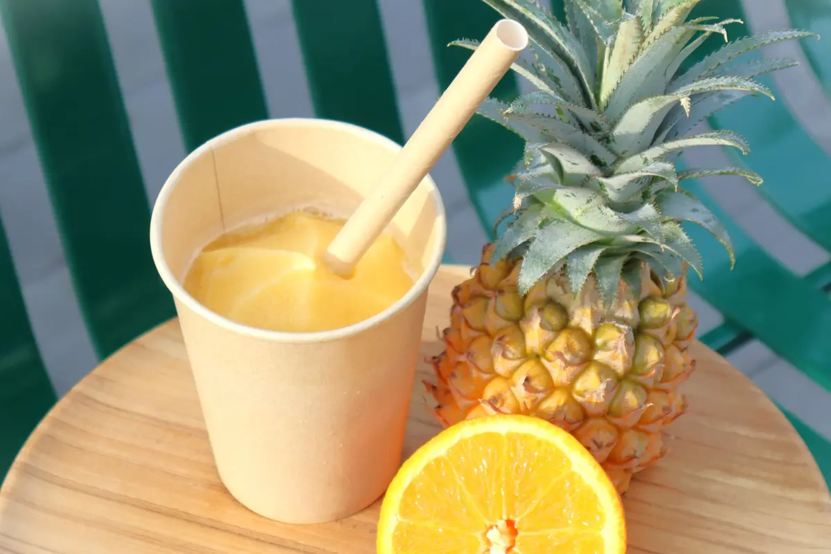 ジブリパーク「魔女の谷」の「ホットドッグスタンド ホット・ティン・ルーフ」の2025年夏季限定メニュー：黄色いフルーツのフローズン