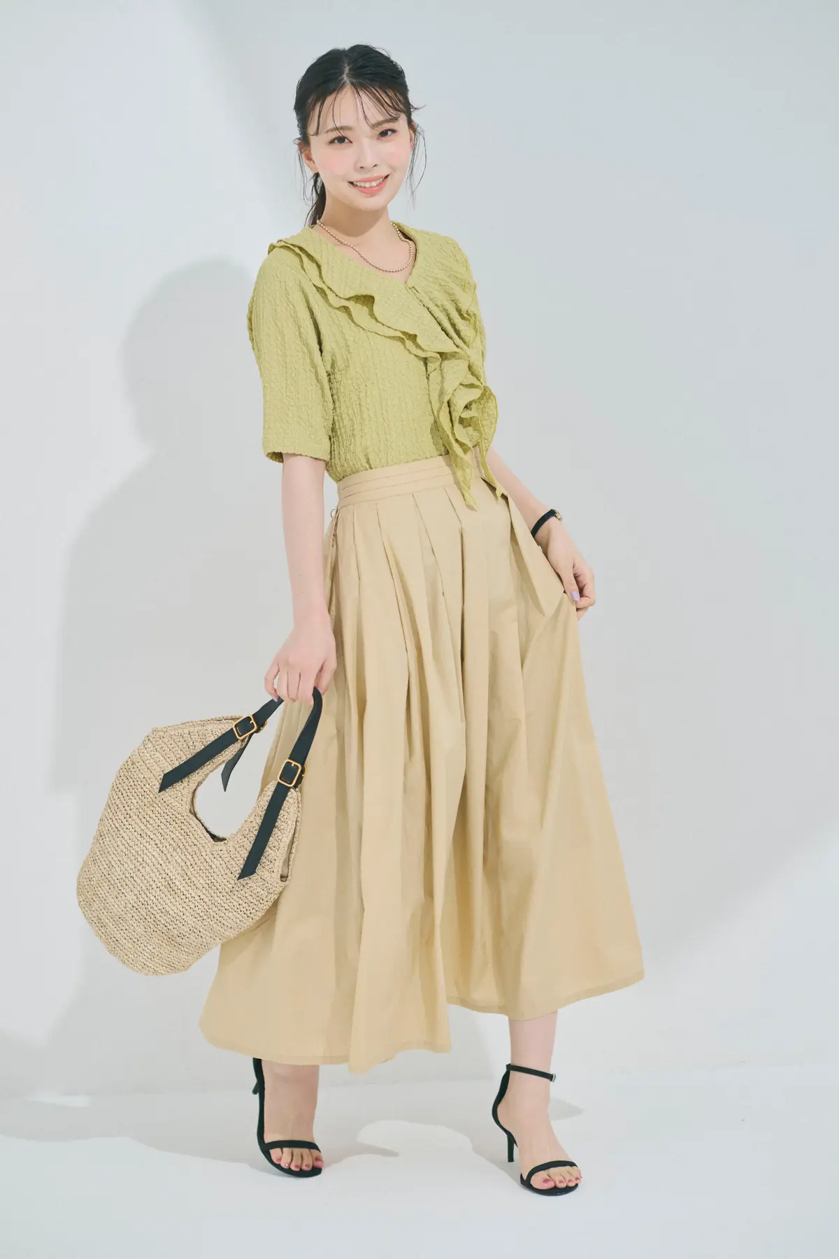 川口ゆりな　ブラウスとスカート　全身コーデ