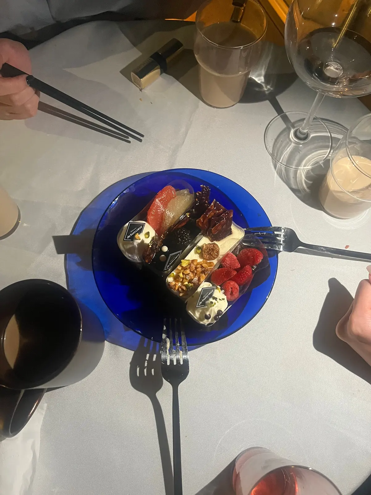 まるで海外女子会！？テラスで花冠づくり＆の画像_3