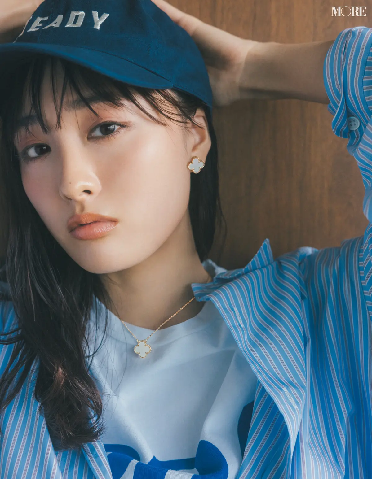 ヴァン クリーフ＆アーペルのピアスとネックレスを身に着けるモデル