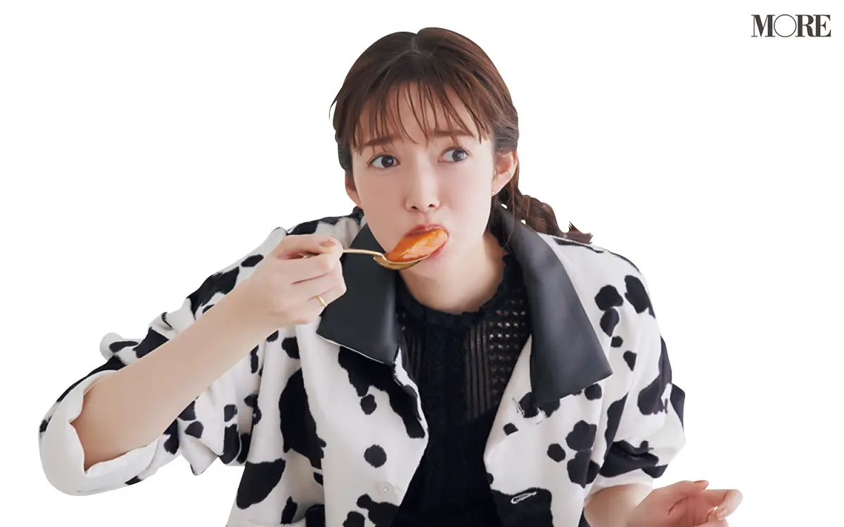 佐藤栞里が北海道のおすすめお取り寄せグルメ「ピカンティ」のスープカレーを食べている様子