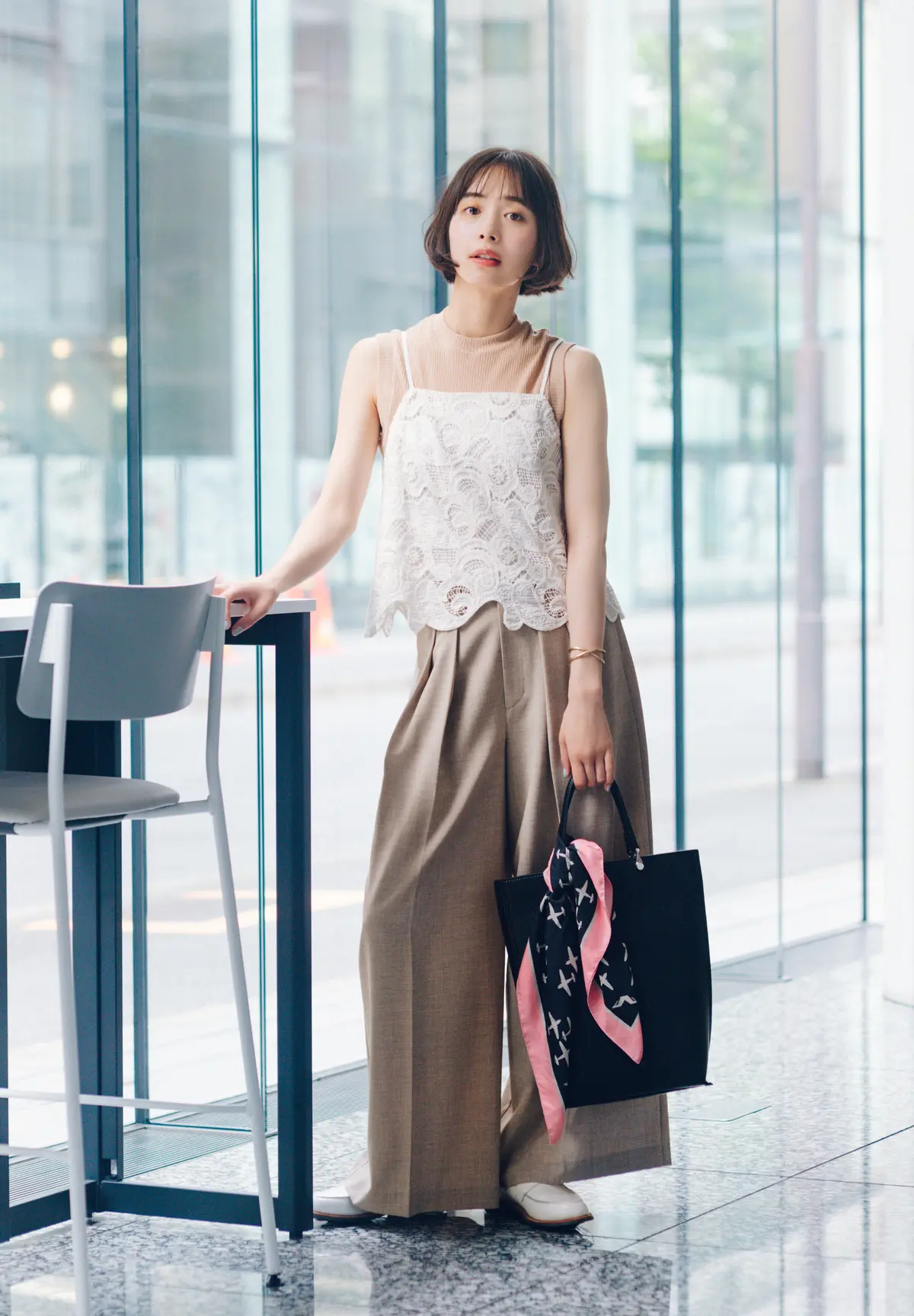 井桁弘恵　レイヤードトップスとワイドパンツ全身コーデ