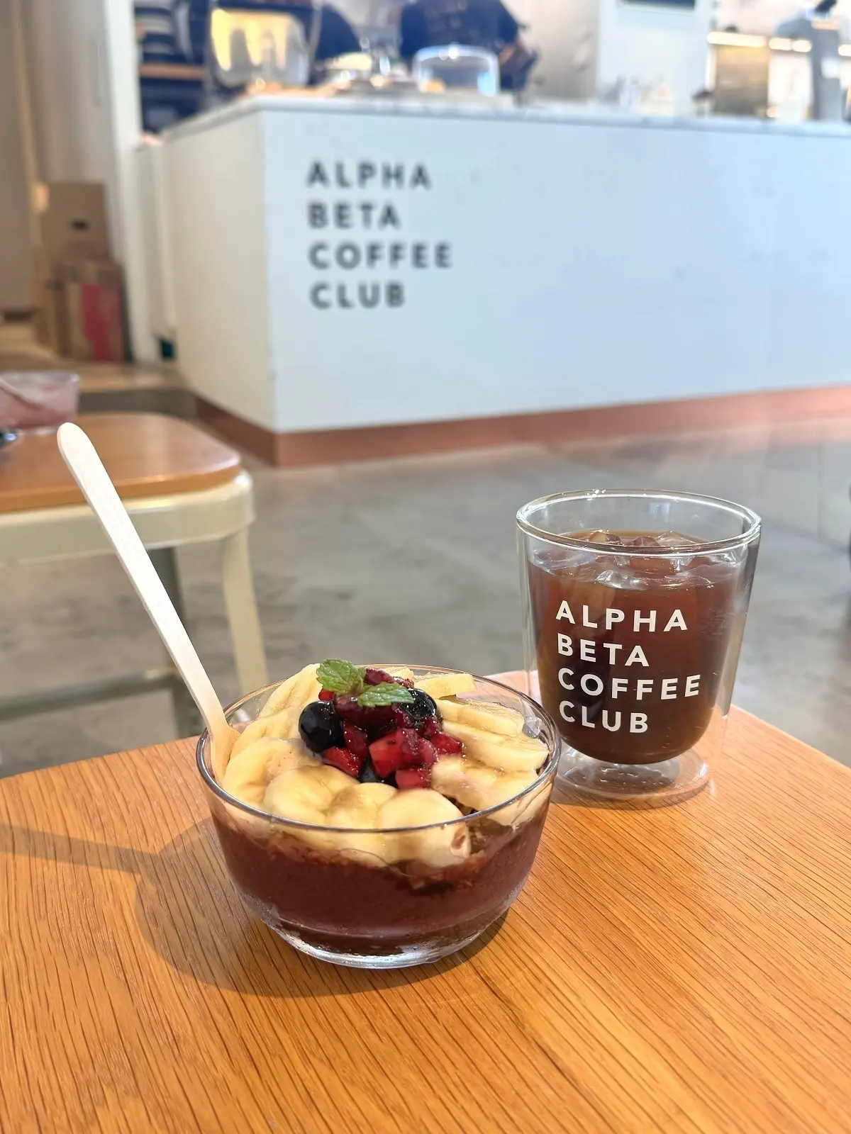 『ALPHA BETA COFFEE CLUB』アサイーボウルと注文カウンター