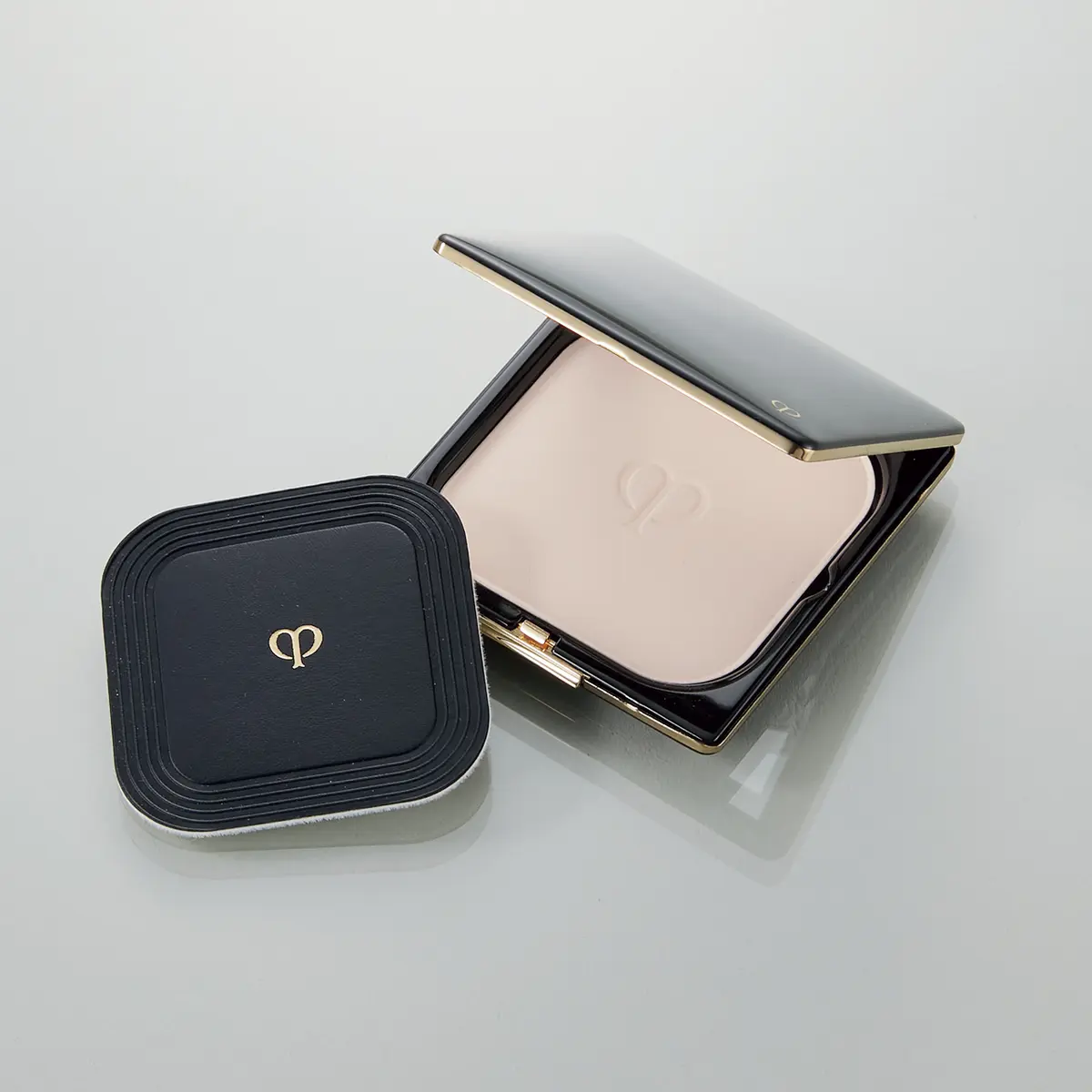 プレストパウダーおすすめ　clé de peau BEAUTÉ　クレ・ド・ポー ボーテ プードルコンパクトエサンシエルｎ エレガントスリム