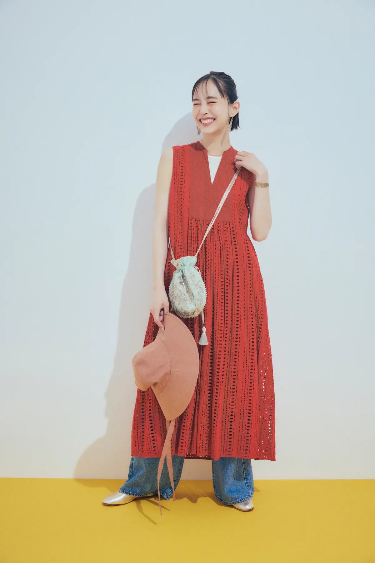 井桁弘恵 ワンピースとデニム　全身