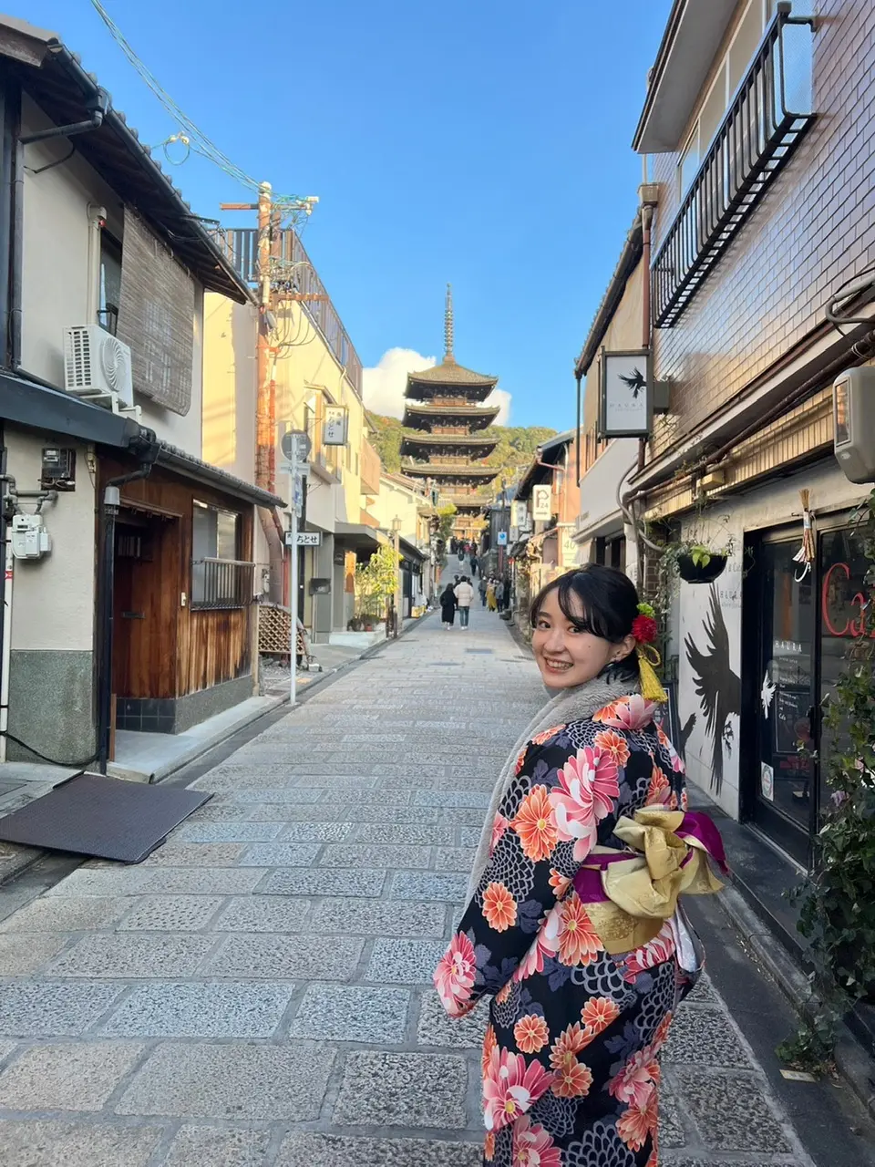 ちなみにバスを降りて下河原通を歩くと、法観寺の「八坂の塔」が見えるので、坂の下から写真を撮るのもおすすめです♪