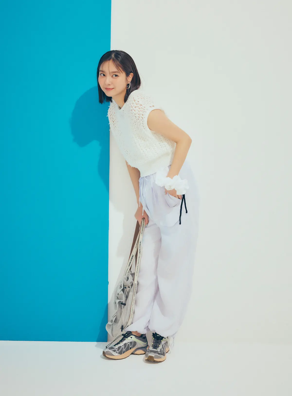 新川優愛　ニットとパンツ　全身