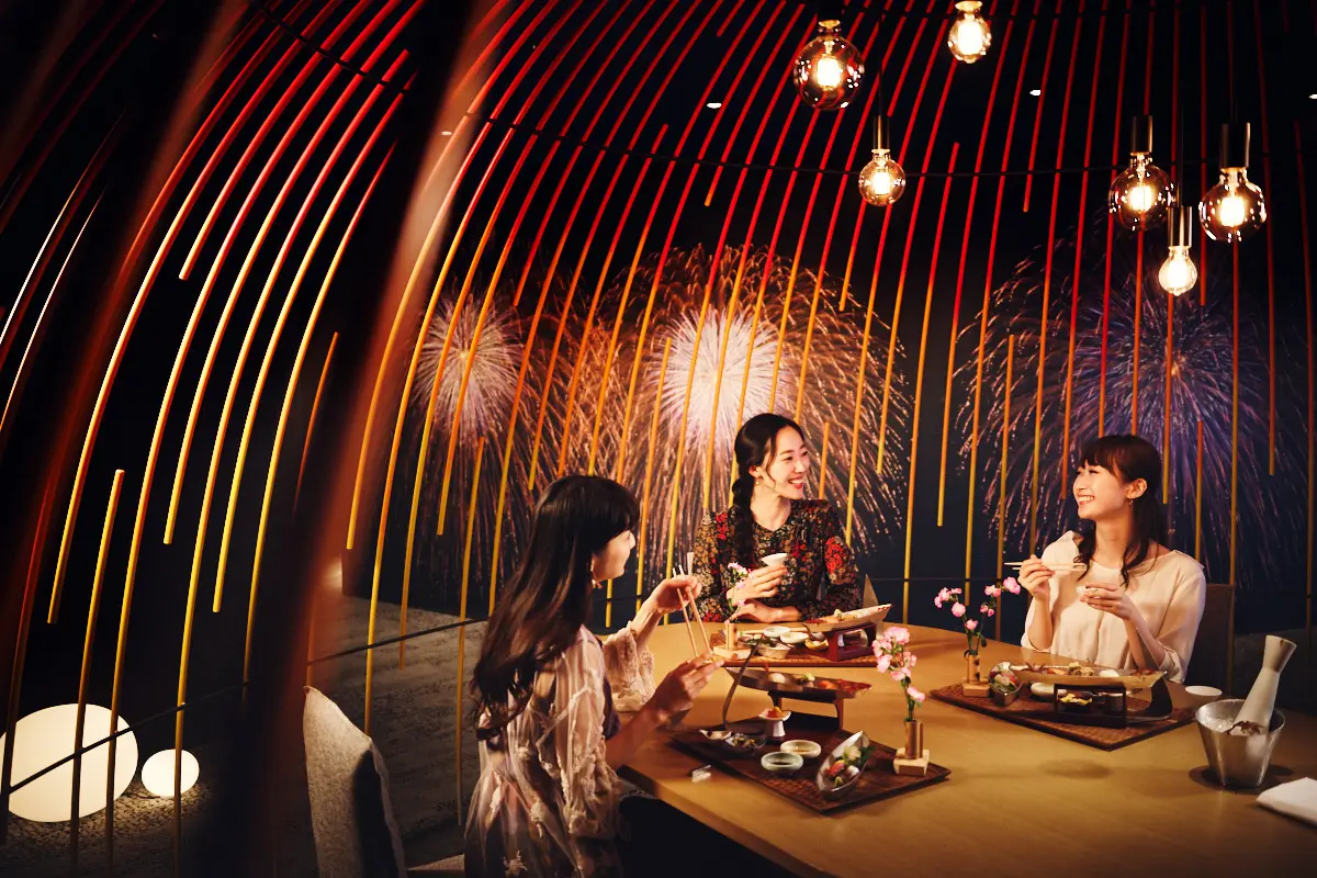 リゾナーレ熱海のレストラン「和食ダイニング 花火」で食事する女性