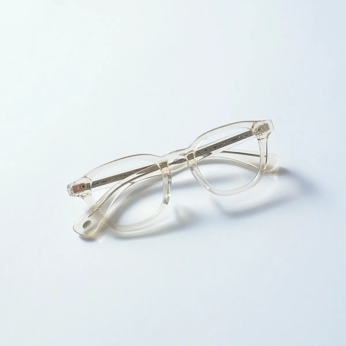 『アイヴァン』のクリアフレームメガネ