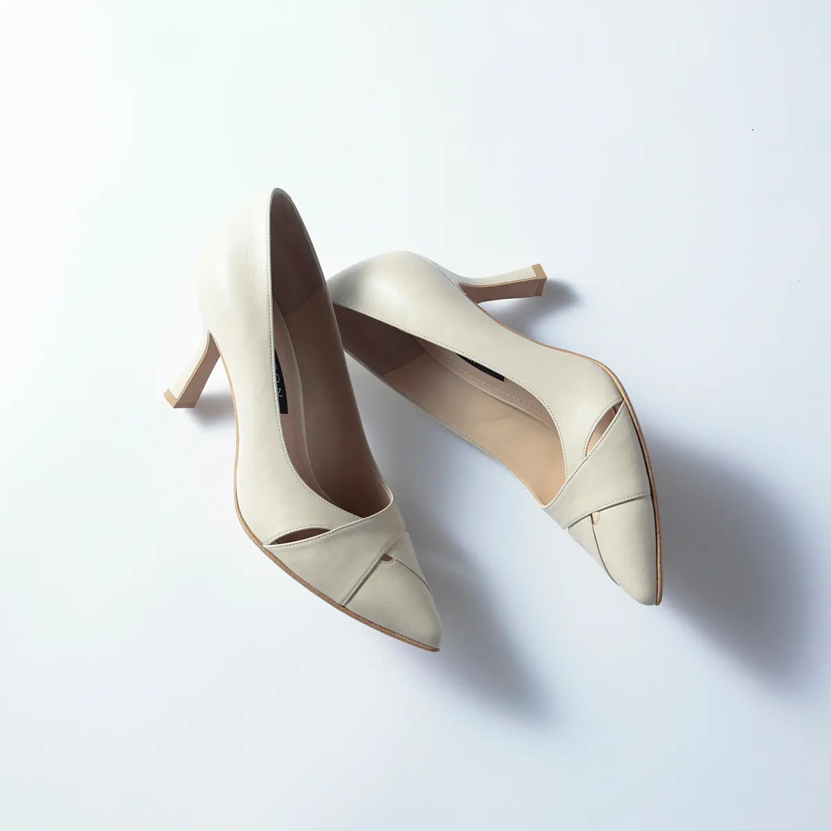 『タラントン by ダイアナ』のポインテッドトゥパンプス