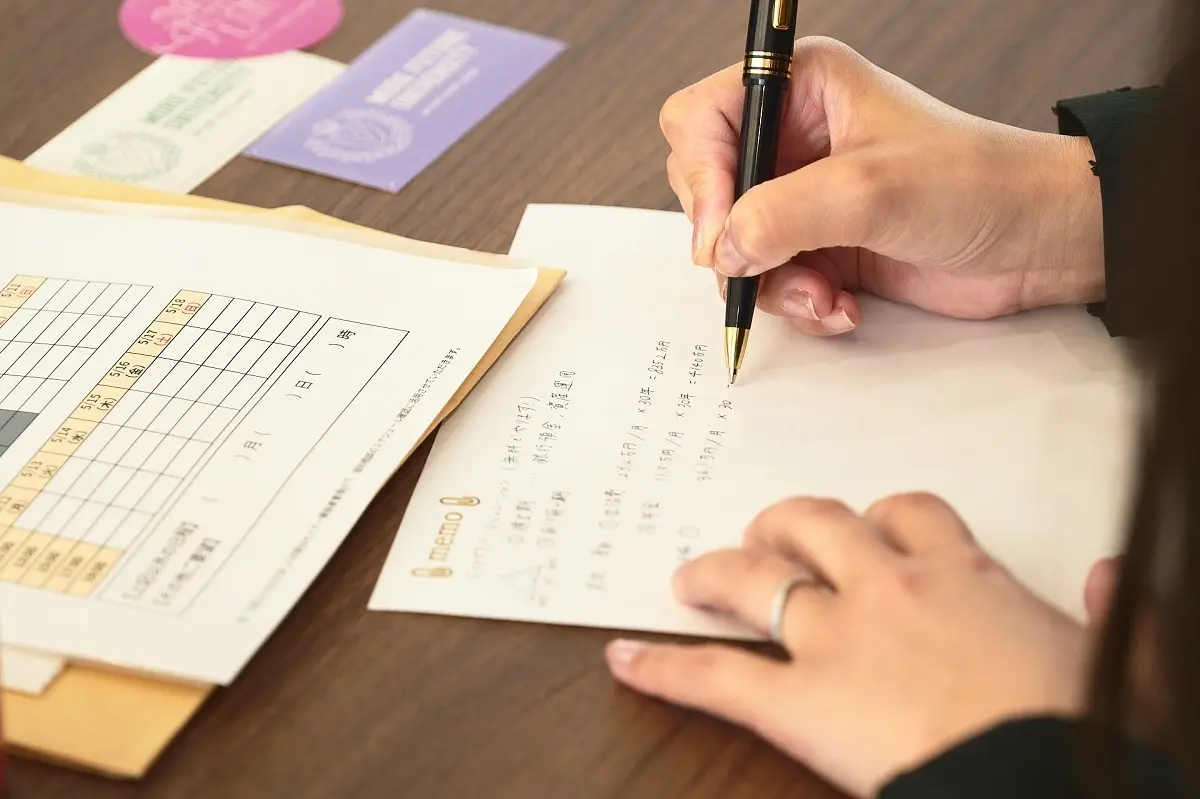 メモを取っている手元