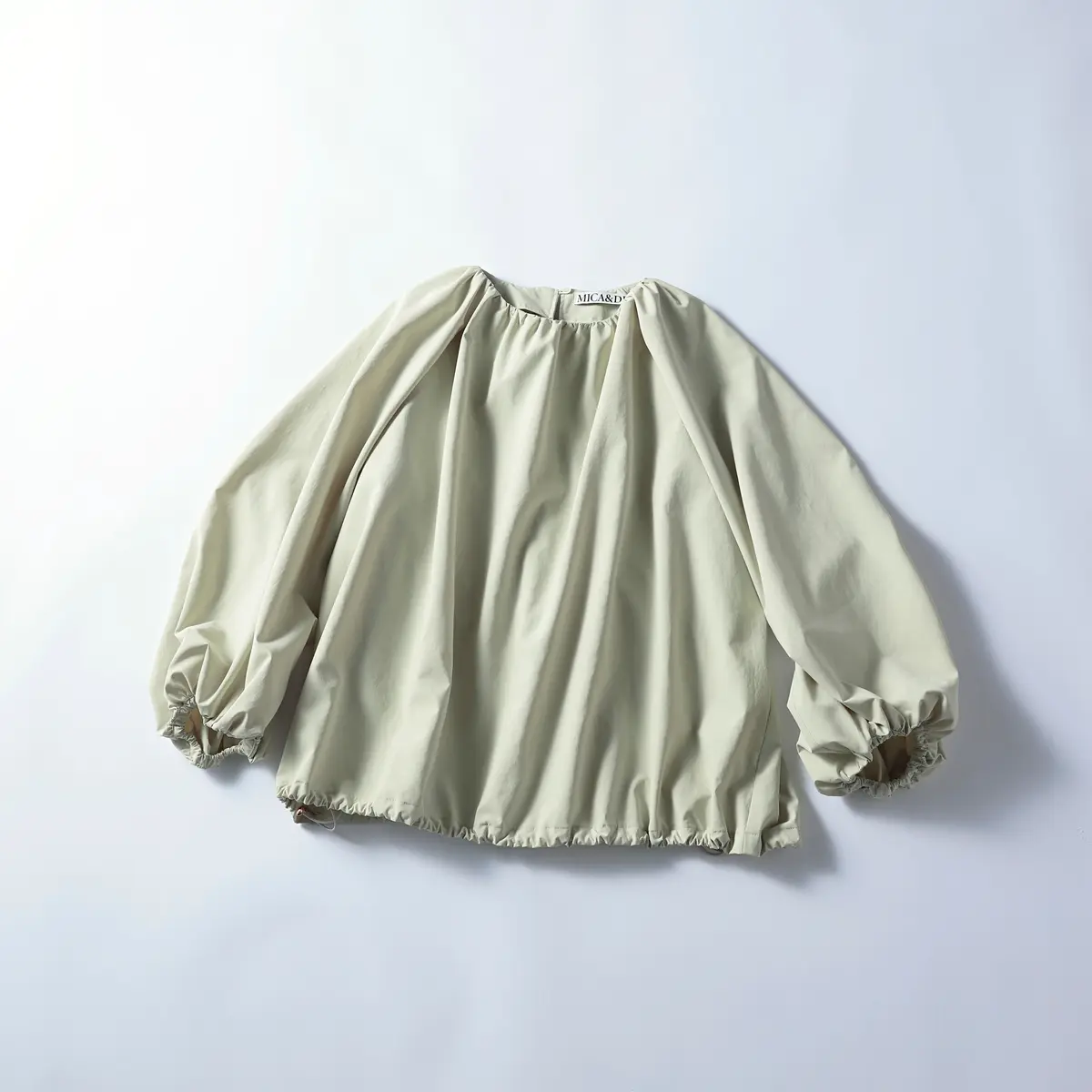 『マイカ アンド ディール』のボリュームブラウス