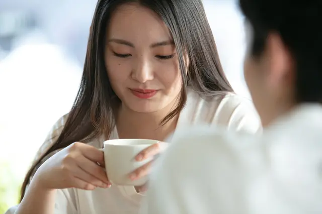 コーヒーを飲む女性　マッチングアプリ