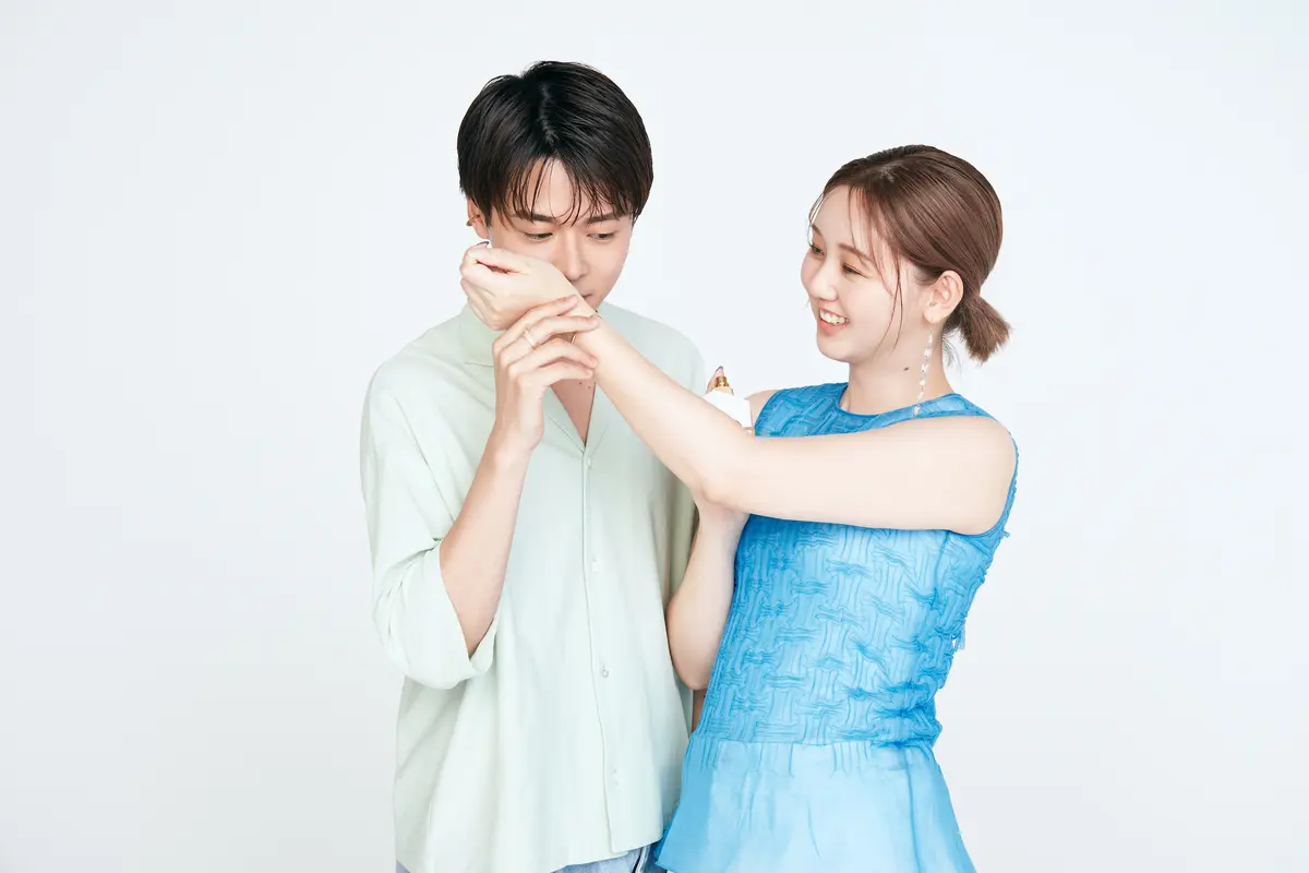 香水を試す北條慶と江野沢愛美