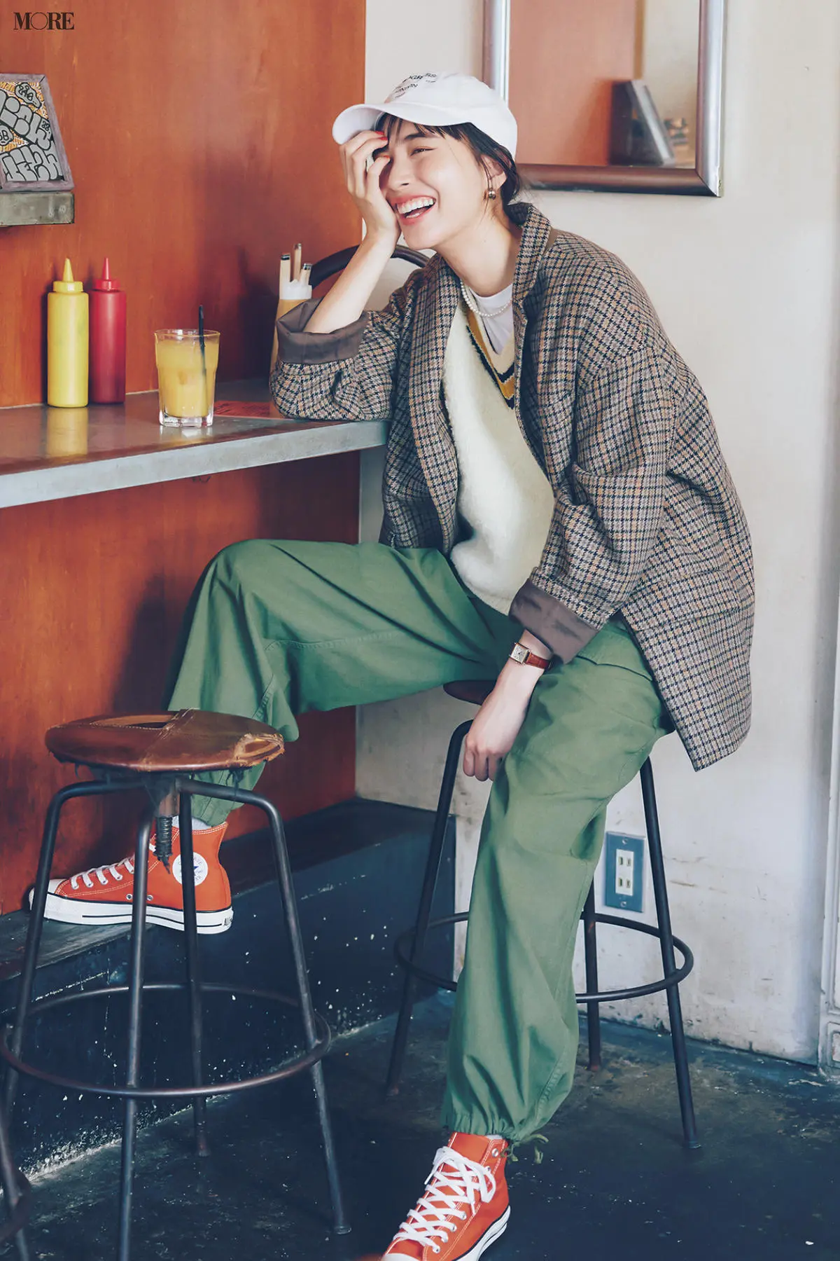 カーキカーゴパンツ×チェック柄ジャケットのコーデ