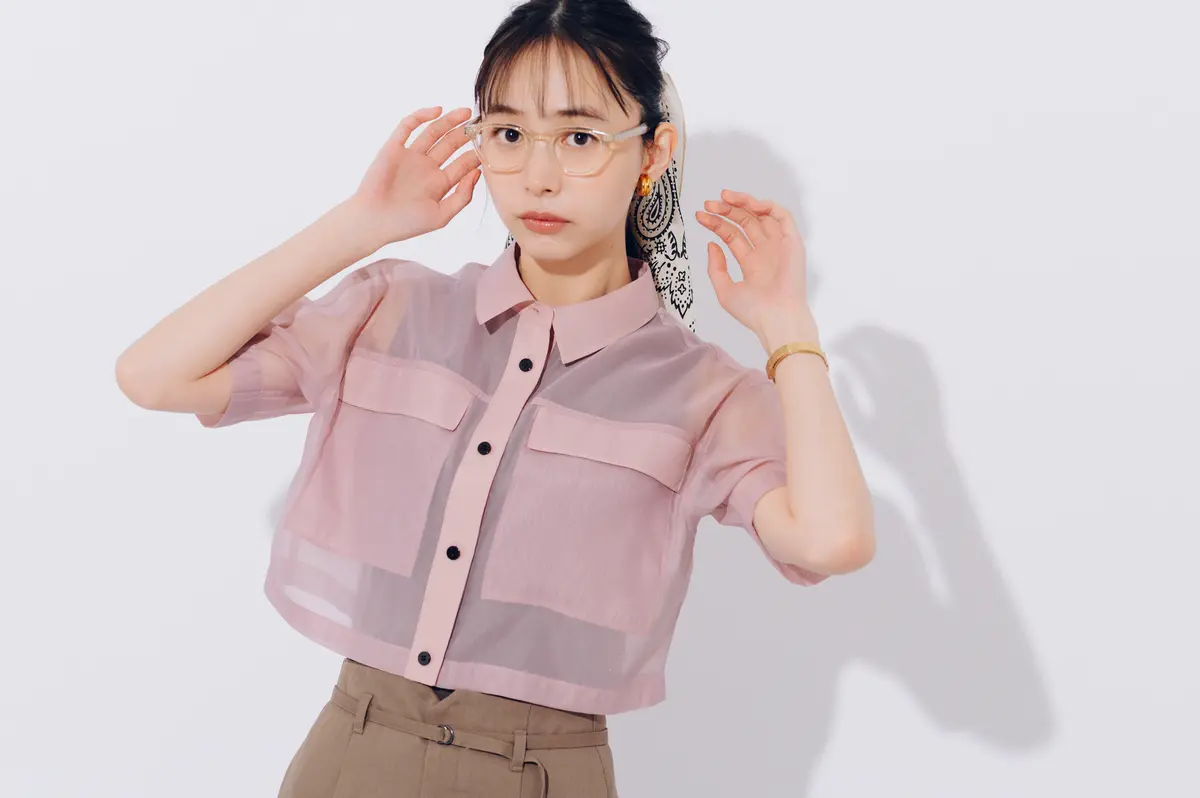 井桁弘恵　ベストとスカートコーデ　全身