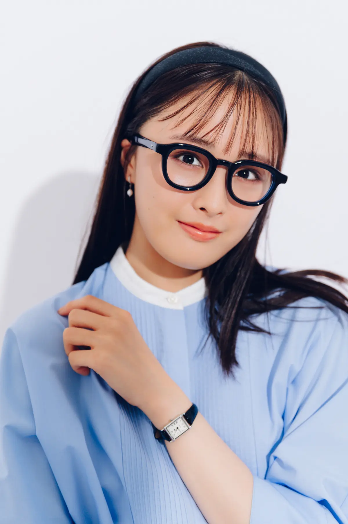 大友花恋　シャツとスカートコーデ　より