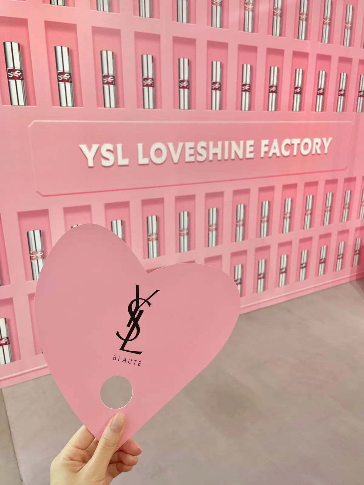 東京・渋谷で開催中のイヴ・サンローラン ポップアップ「YSL LOVESHINE FACTORY」