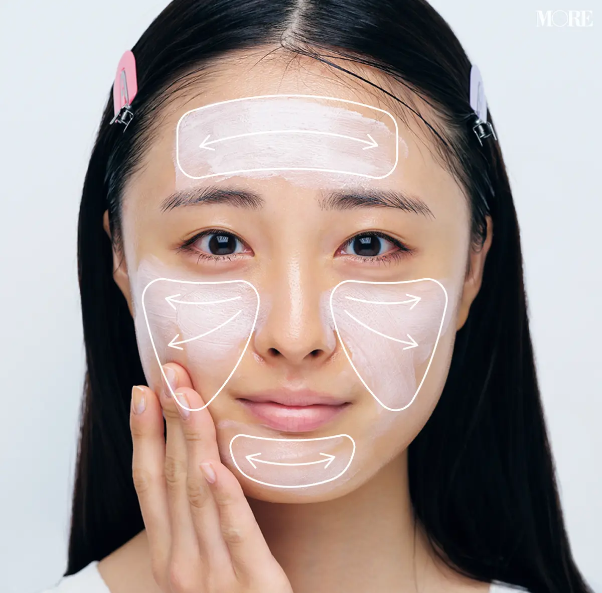 トーンアップ下地を顔に塗るモデル