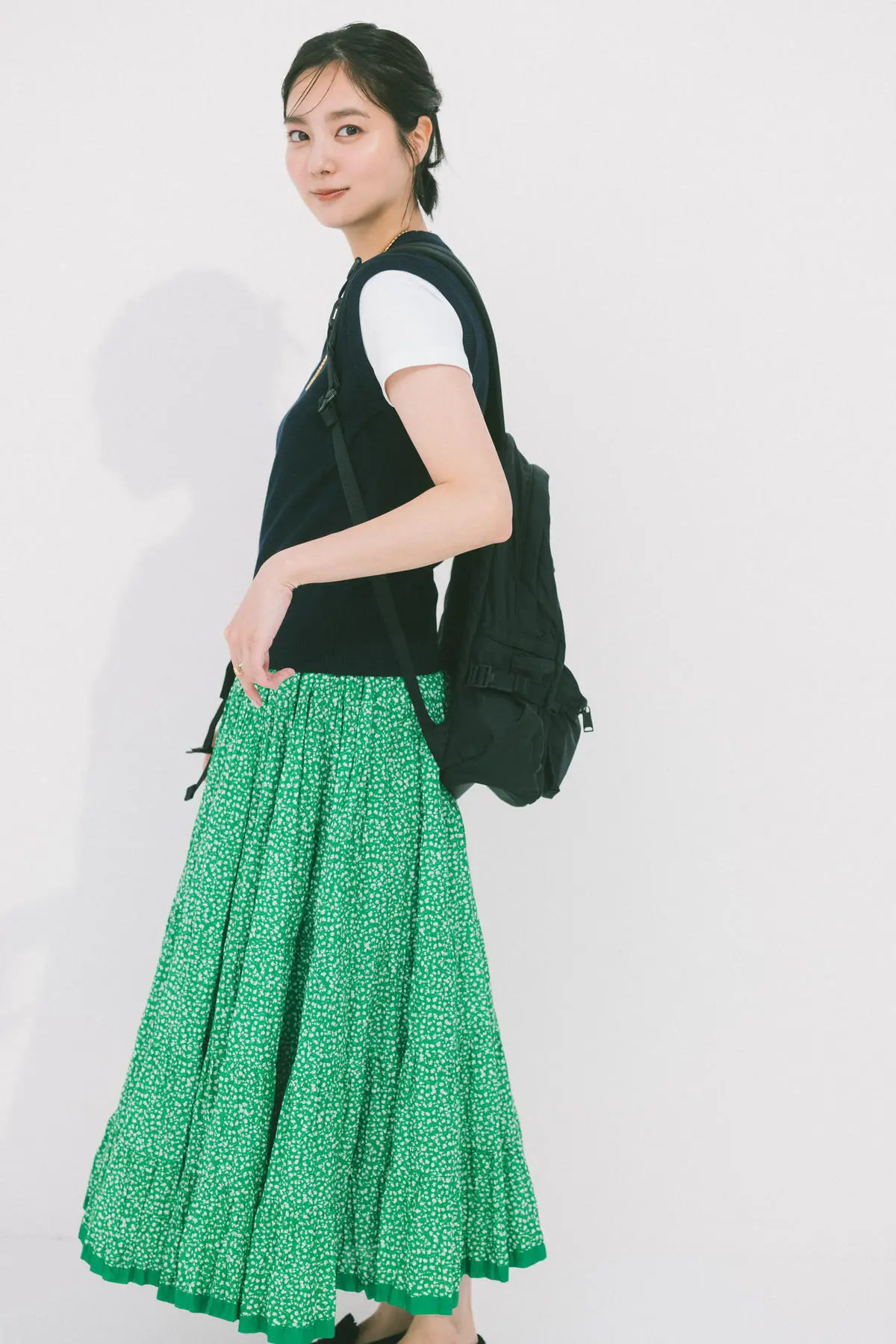 CIEの黒ナイロンリュックを背負っているきれいめ服の女性