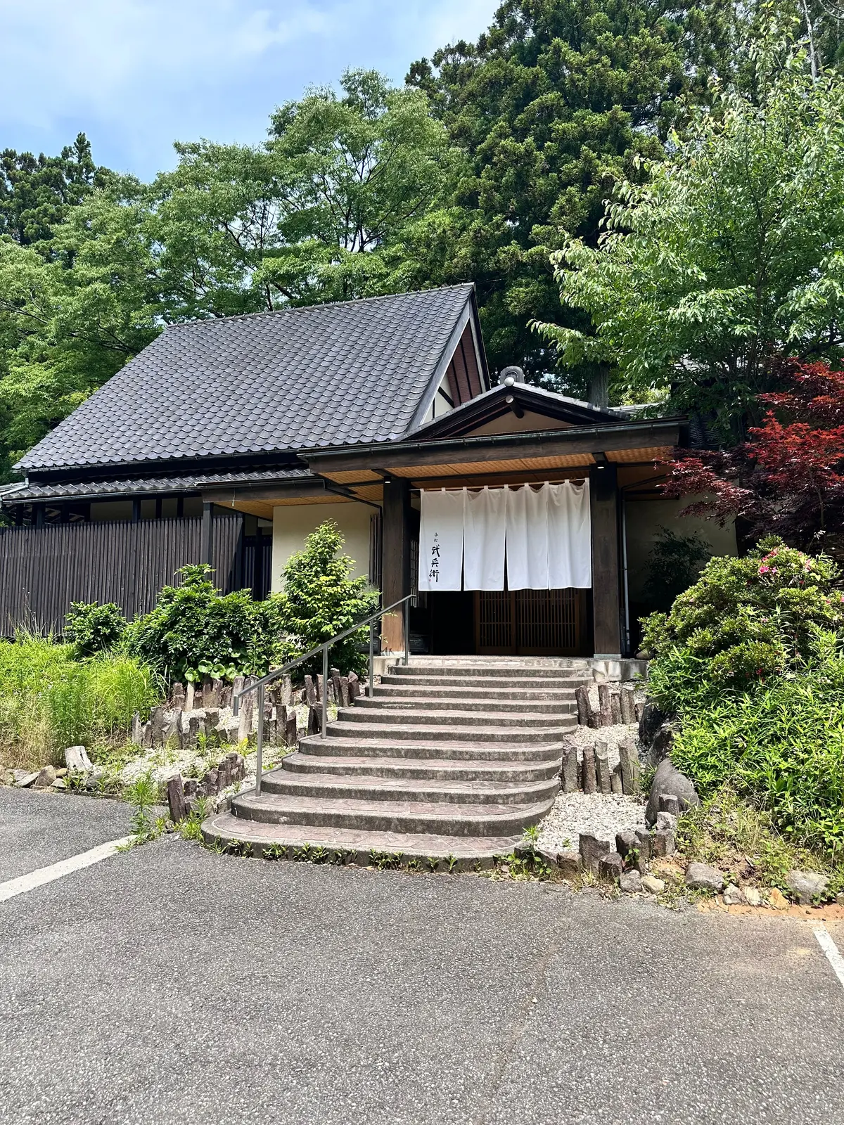 古民家のような外観からは想像できない内装になっています！