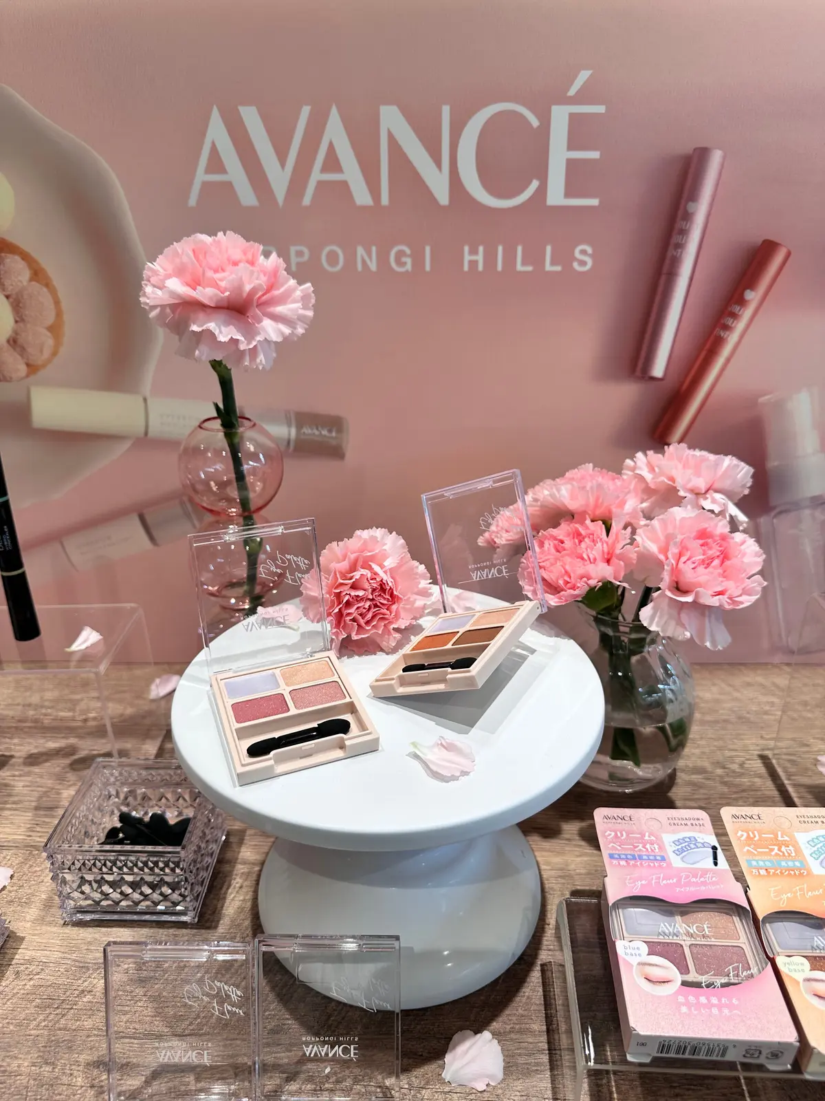 【EYE FLEUR(アイフール)】というアイシャドウです！ 目元が華やかでお花のように美しくなってほしい願いが込められています✨  パーソナルカラーに応じたイエローベースと、ブルーベースの2種類展開になっています。