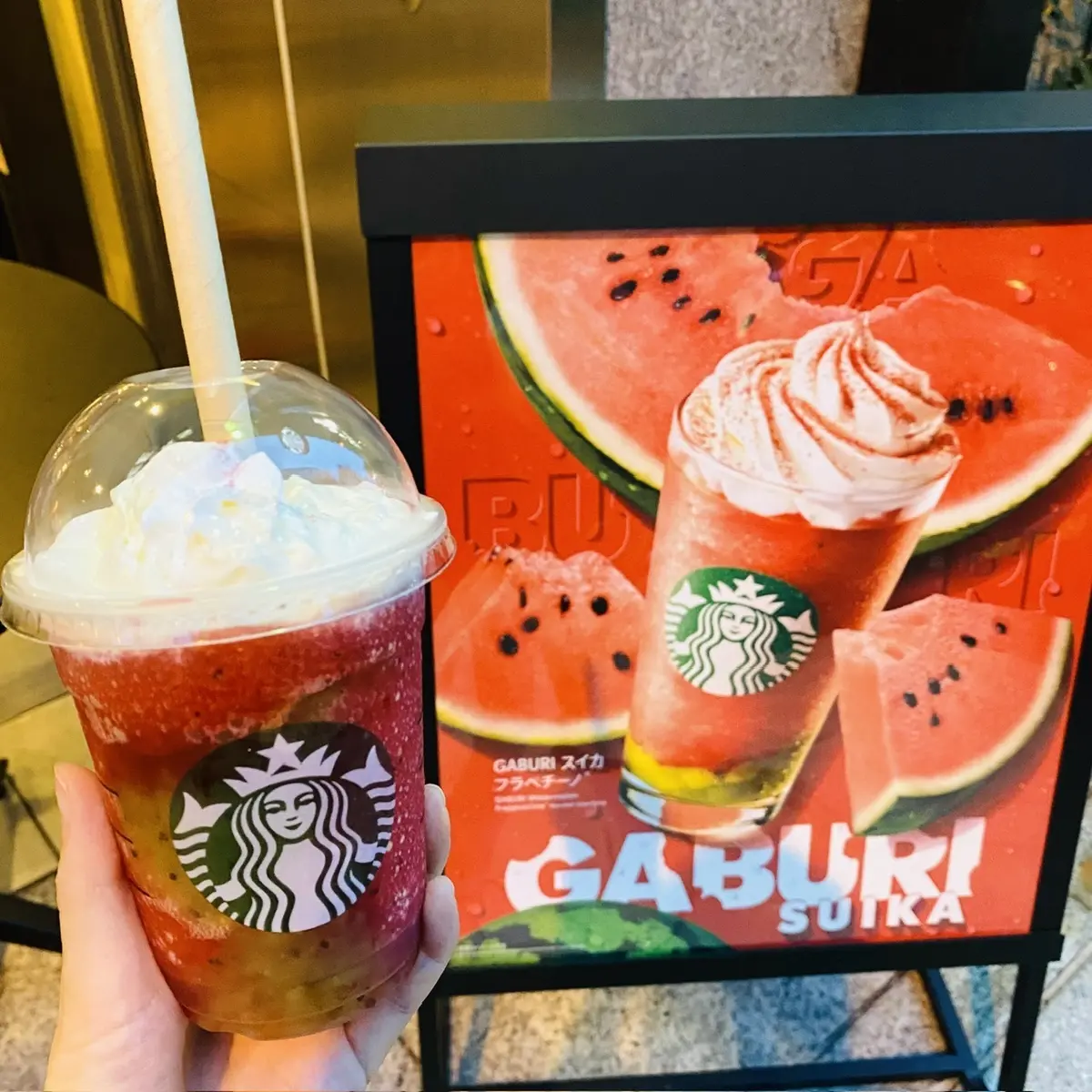 スタバ新作のGABURIスイカフラペチーノ