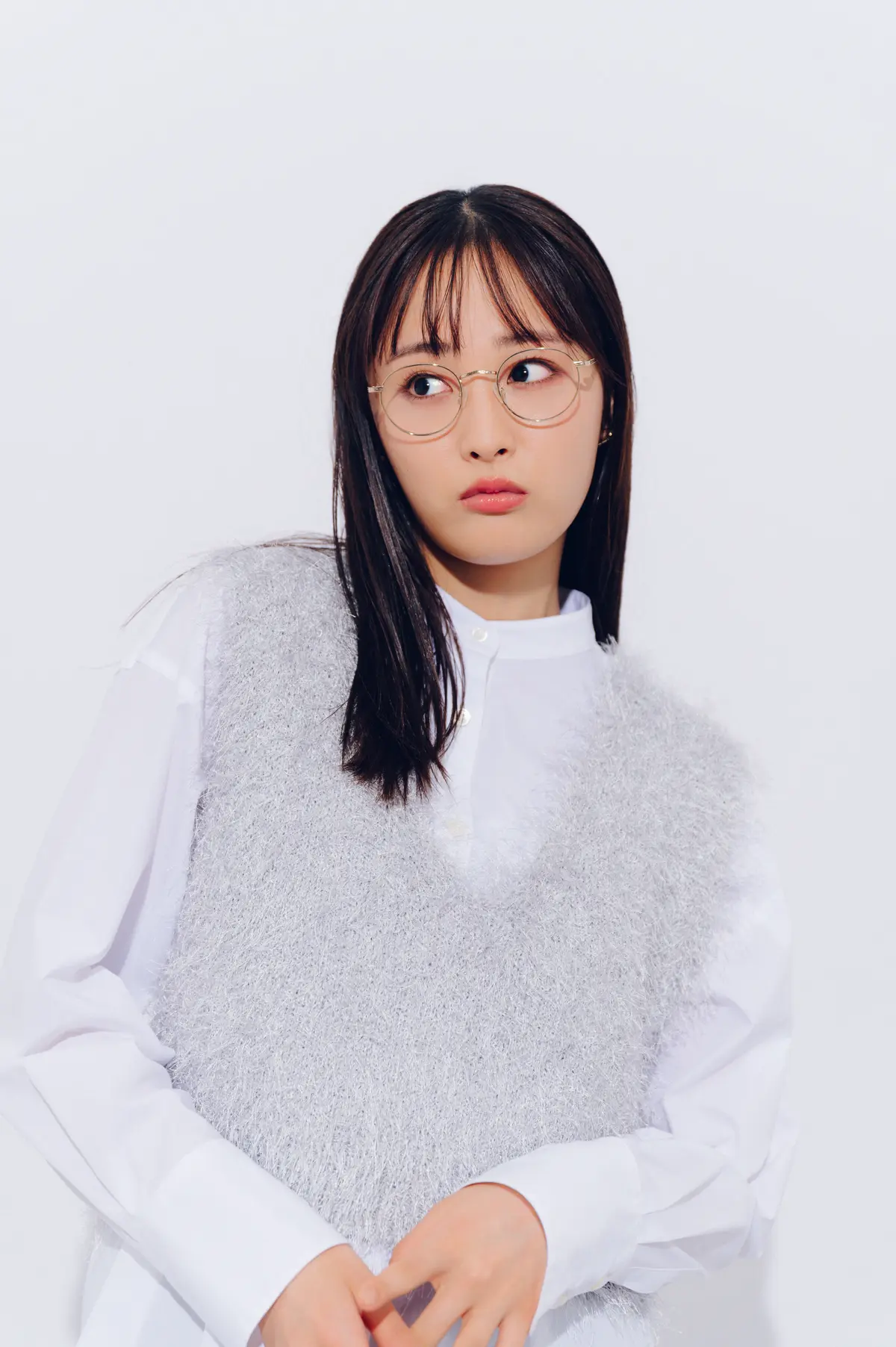 井桁弘恵　ベストとスカートコーデ　全身