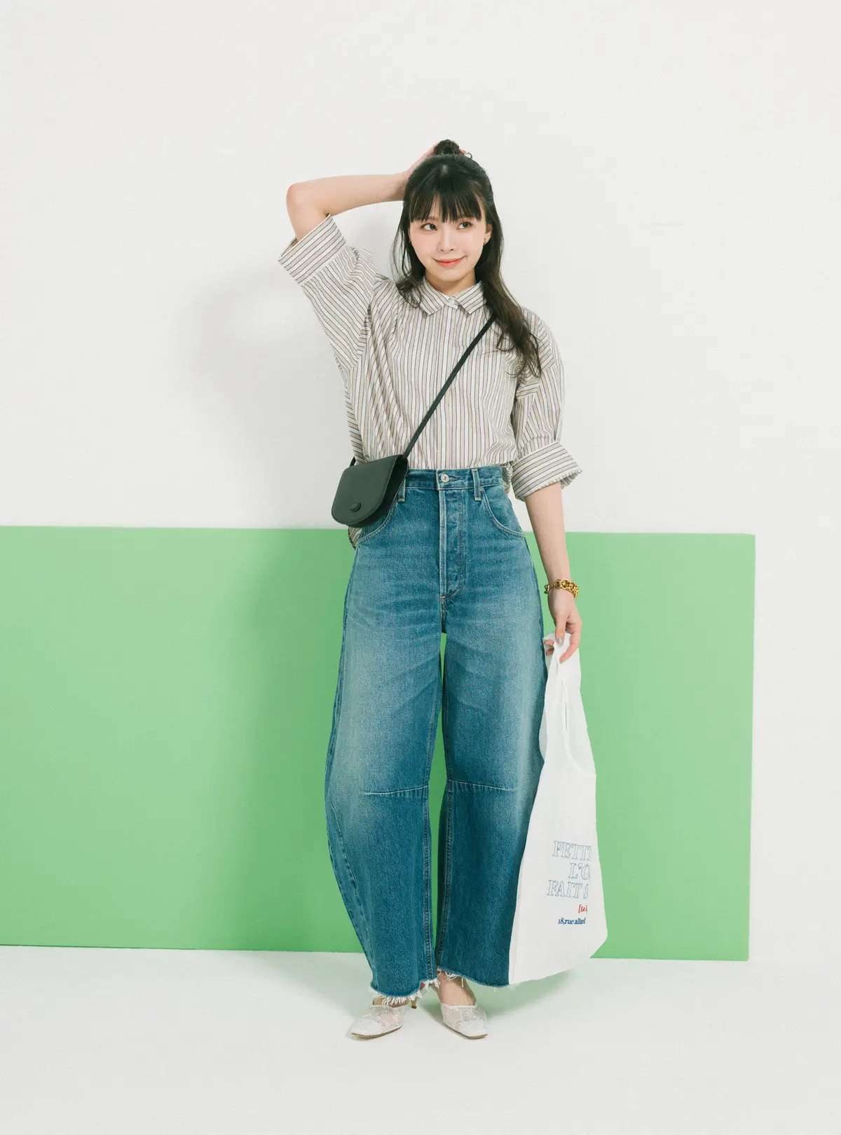 ベージュの半袖ビッグストライプシャツ×デニムのコーデ